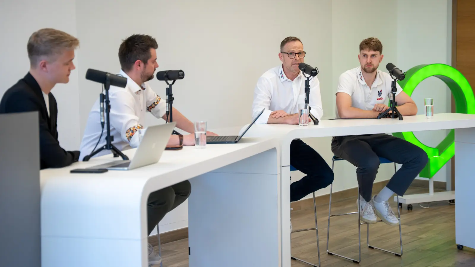 Powerplay-Live-Podcast mit Jürgen Rumrich und Luca Gläser von den Blue Devils Weiden.  (Bild: Marina Gube)