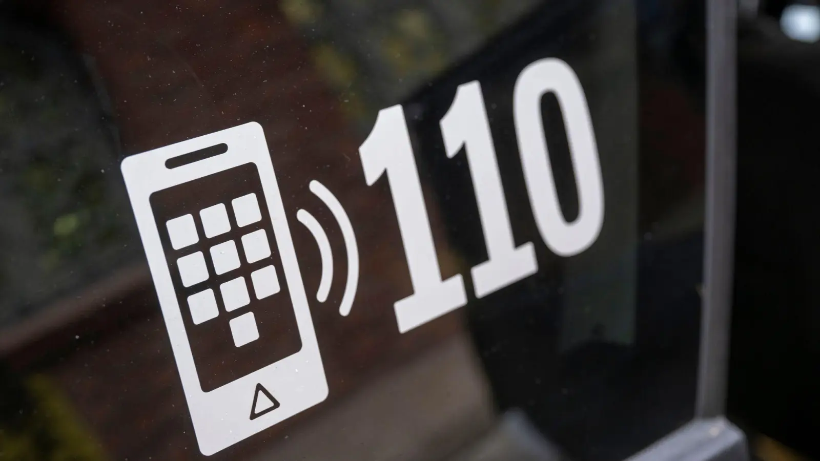 Wegen einer Scherz-SMS sind Rettungskräfte ausgerückt. Für einen 24-Jährigen könnte das nun Konsequenzen haben. (Symbolbild: Peter Kneffel/dpa)