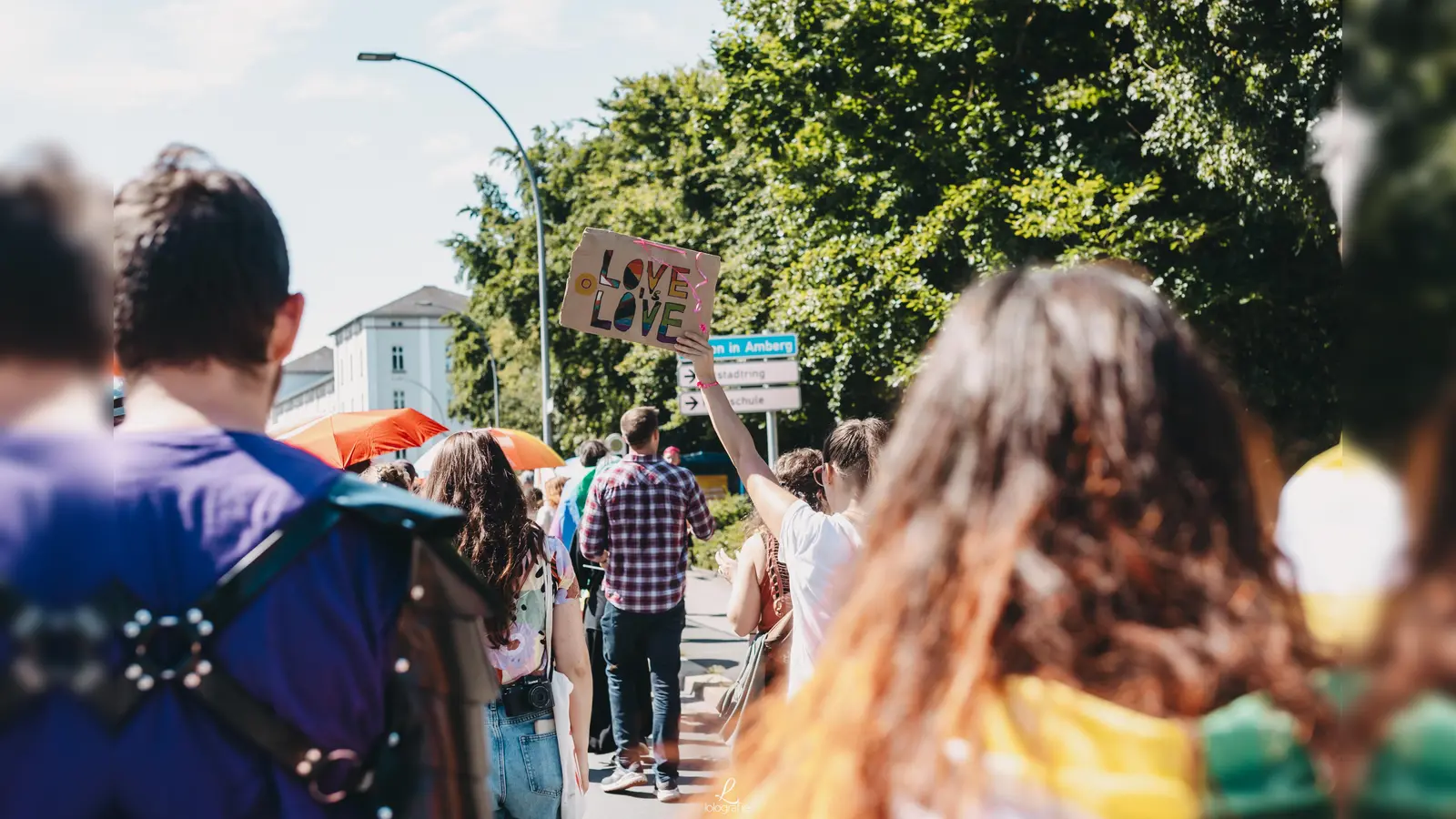 Der Christopher Street Day (CSD) in Amberg 2023. Auch in diesem Jahr wird am 17. Augusten eine kunterbunte Karawane durch die Stadt ziehen.  (Bild: Leonie Hartung)