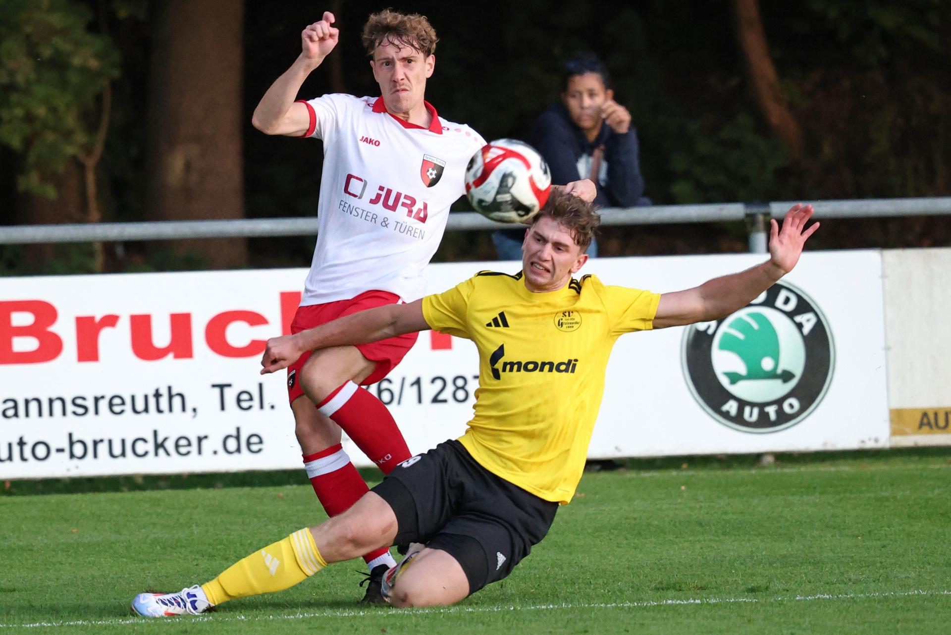 Jonas Ertl (rechts) wechselt zur neuen Saison von der SV Grafenwöhr zur SpVgg Trabitz. (Archivbild: Dieter Jäschke)