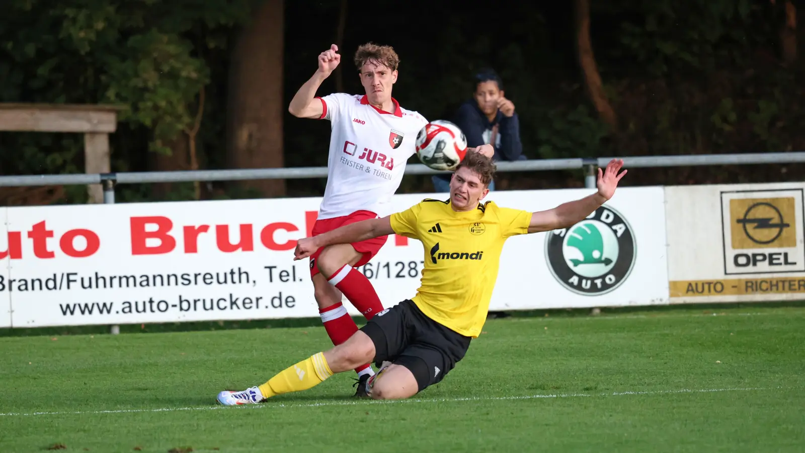 Jonas Ertl (rechts) wechselt zur neuen Saison von der SV Grafenwöhr zur SpVgg Trabitz. (Archivbild: Dieter Jäschke)