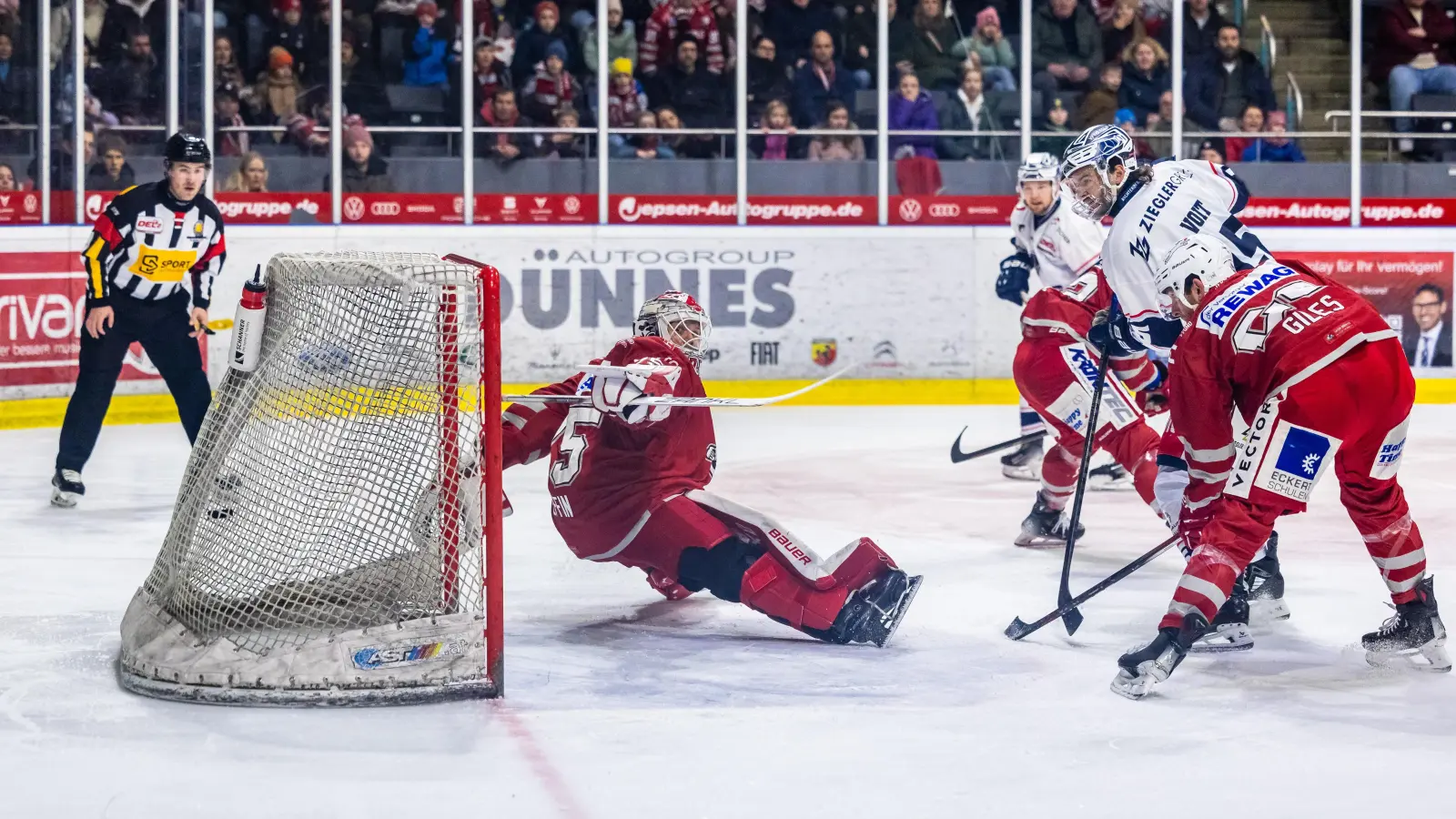 Fabian Voit (weißes Trikot, vorne) trifft im ersten Drittel zum zwischenzeitlichen Ausgleich für die Blue Devils. Am Ende reichte es für Weiden am Sonntag nicht für den zweiten Derbysieg des Wochenendes.  (Bild: Tobias Neubert)