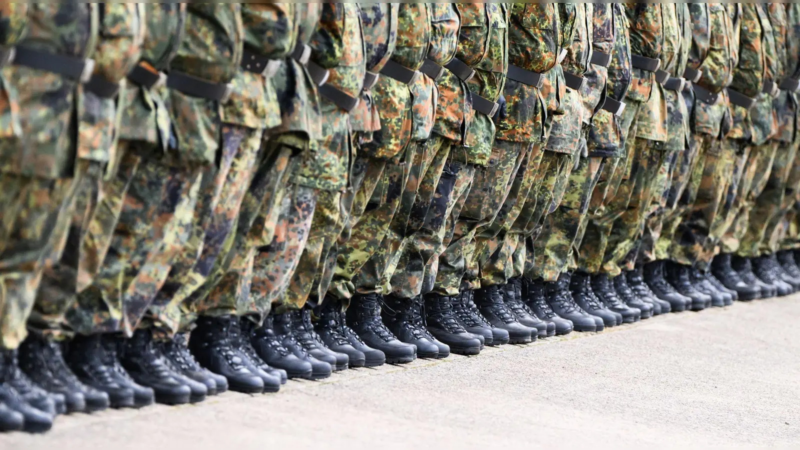 Wehrdienst - Symbolbild (Bild: Julian Stratenschulte/dpa)