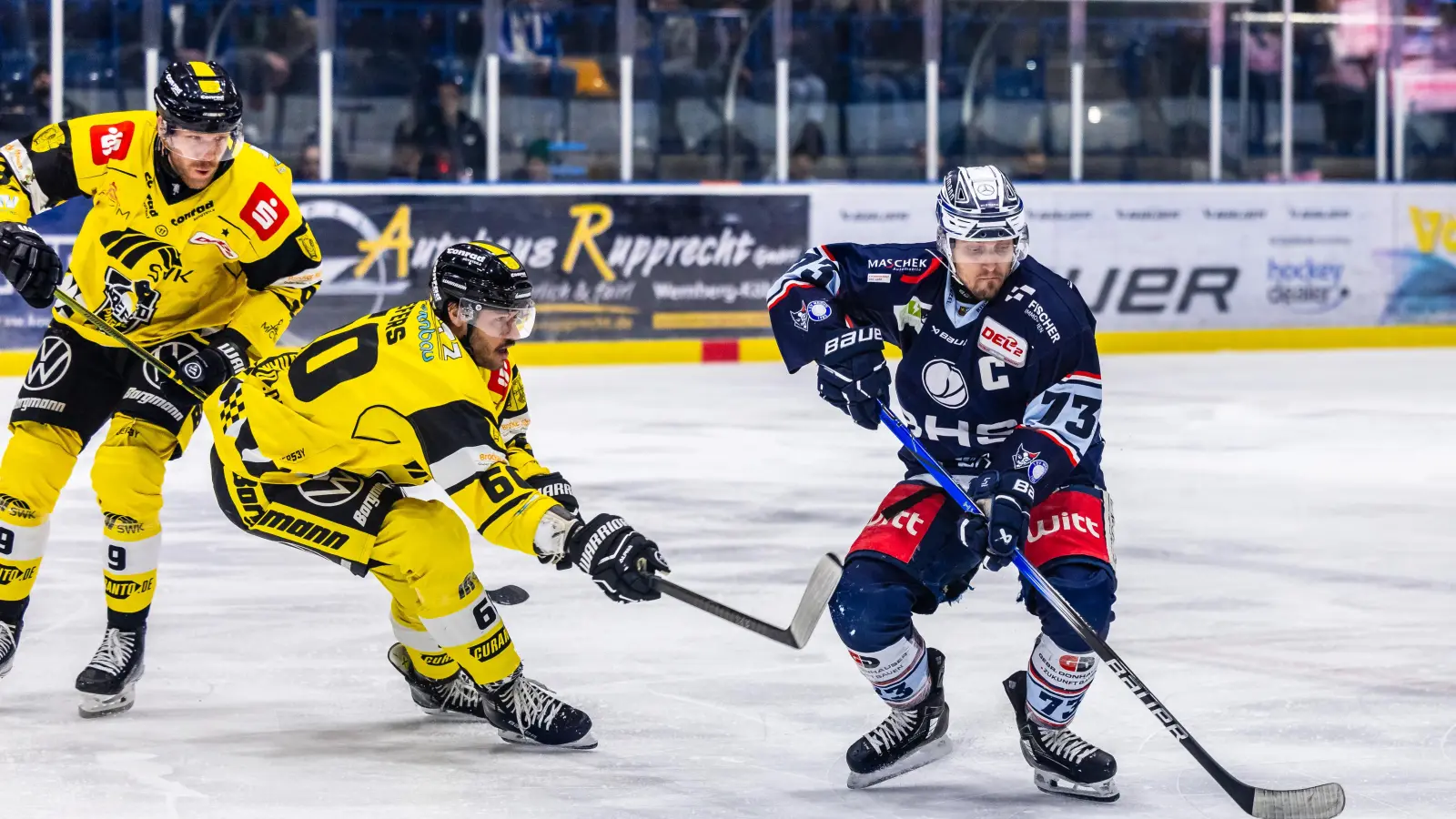 Tomas Rubes (rechts) trägt bei den Blue Devils Weiden auch in der kommenden Saison das „C” für den Kapitän auf dem Trikot. (Bild: Tobias Neubert)