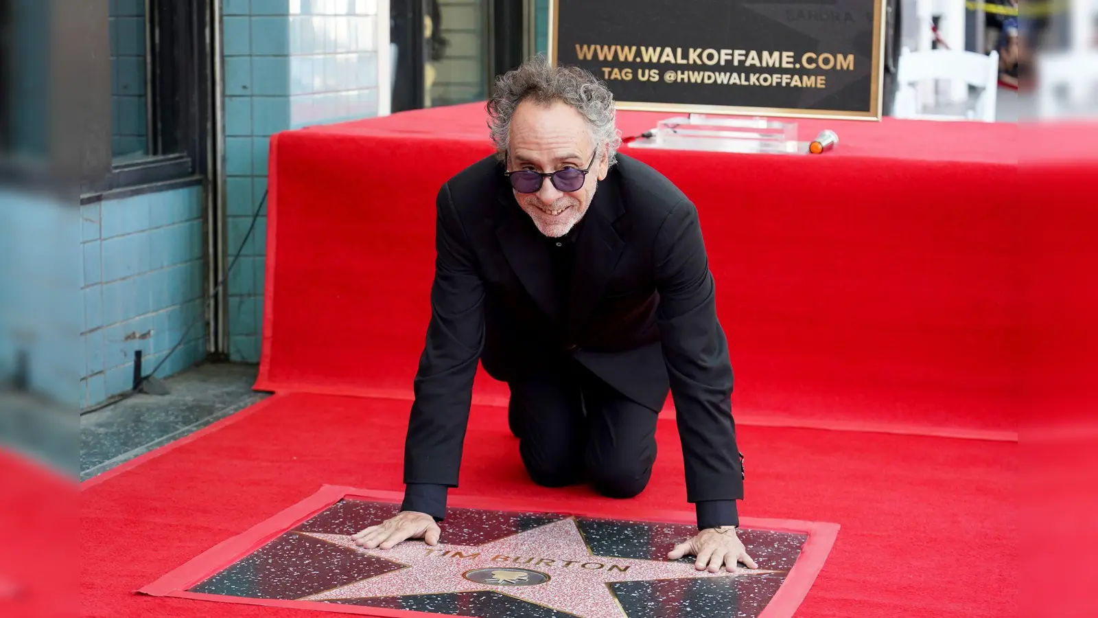 Regisseur Tim Burton ist nun in Hollywood verewigt (Bild: Jordan Strauss/Invision/AP)