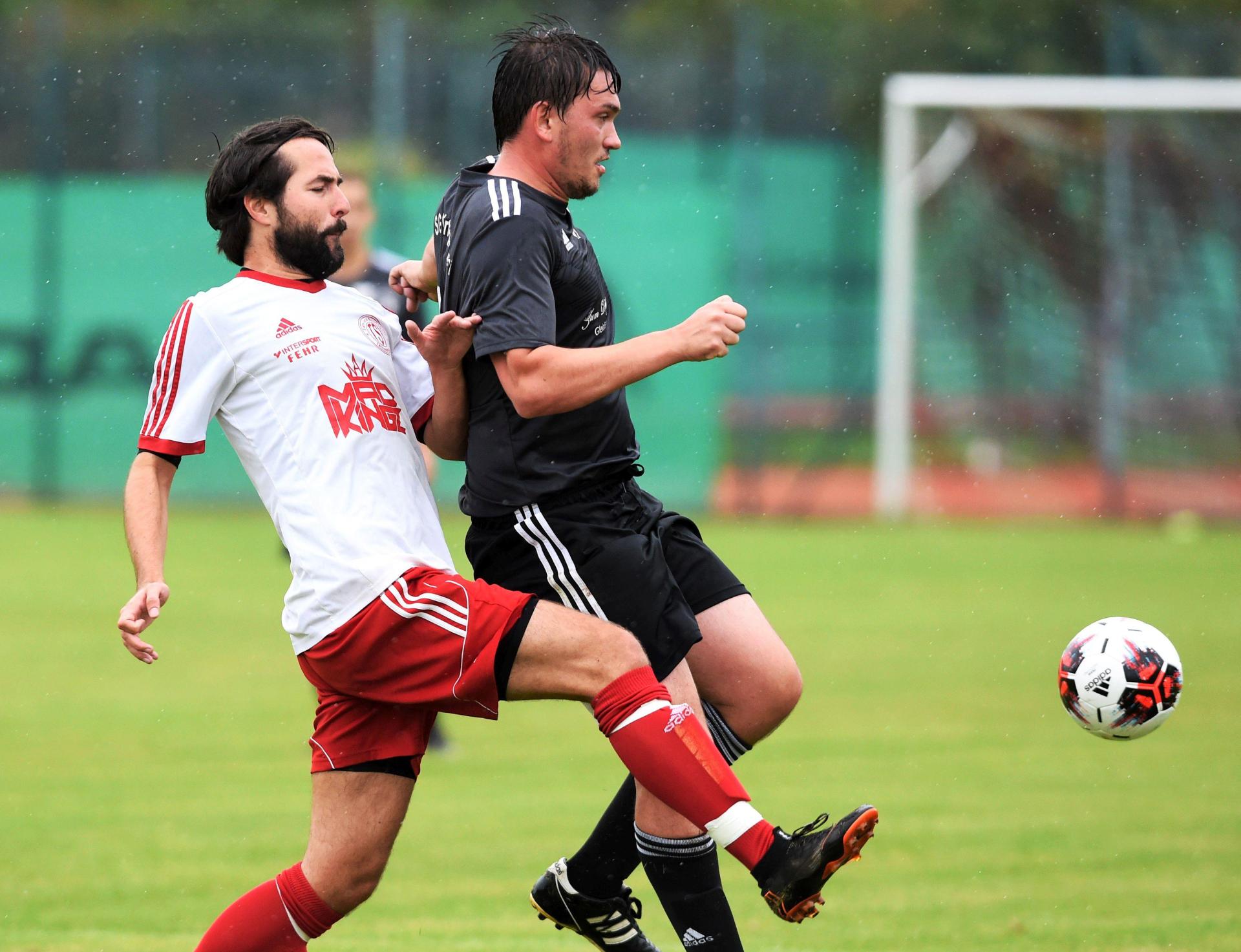 Johannes Stahl (links, im Trikot des TSV Tännesberg) hat das Amt des Spielertrainers beim SV Pullenried niedergelegt und sich dem Bezirksligisten SpVgg Vohenstrauß angeschlossen. (Archivbild: Gerhard Büttner)