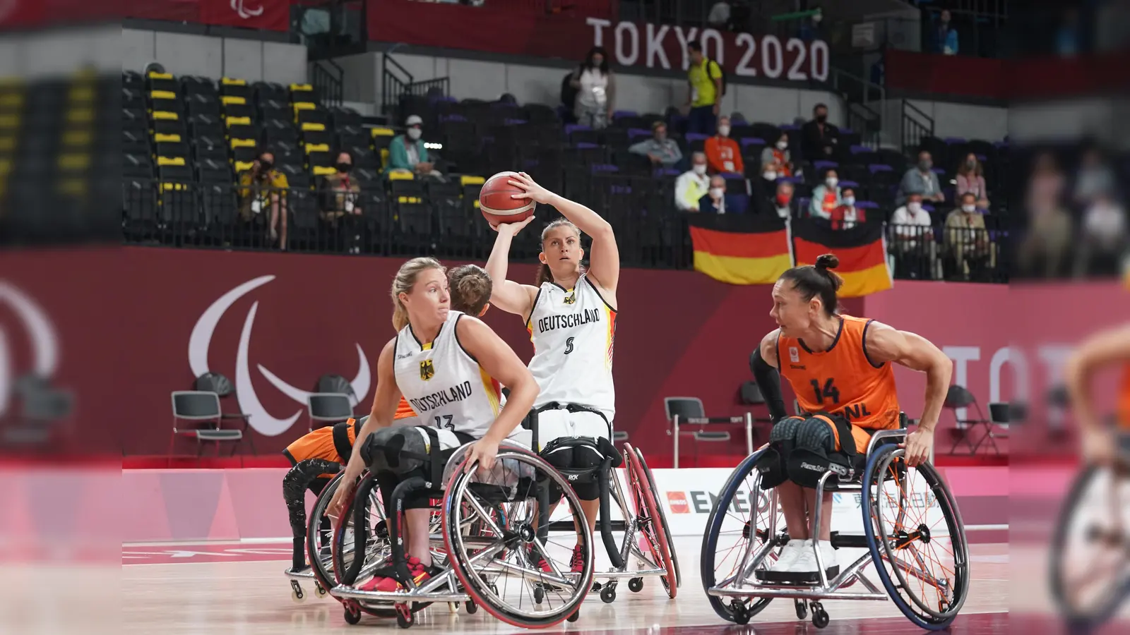 Svenja Mayer (l) bei den Paralympics 2021 in Tokio. (Bild: Marcus Brandt)