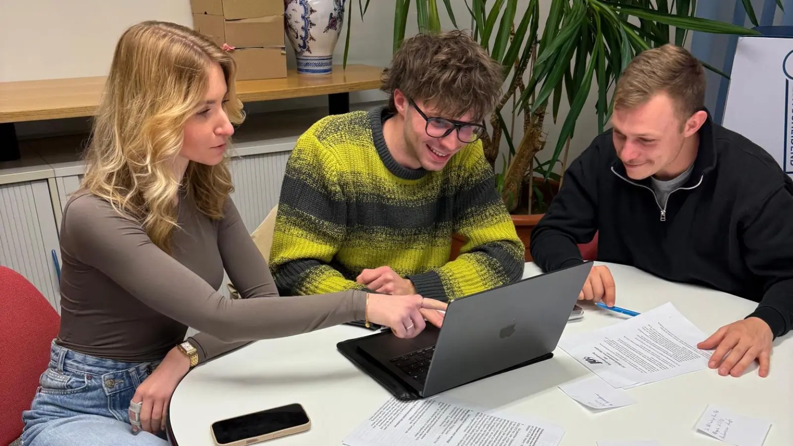 Von links: Saskia Kosmus, Lukas Frey und Philipp Roider bilden nun eine eigene Fraktion. (Bild: Junge Union)