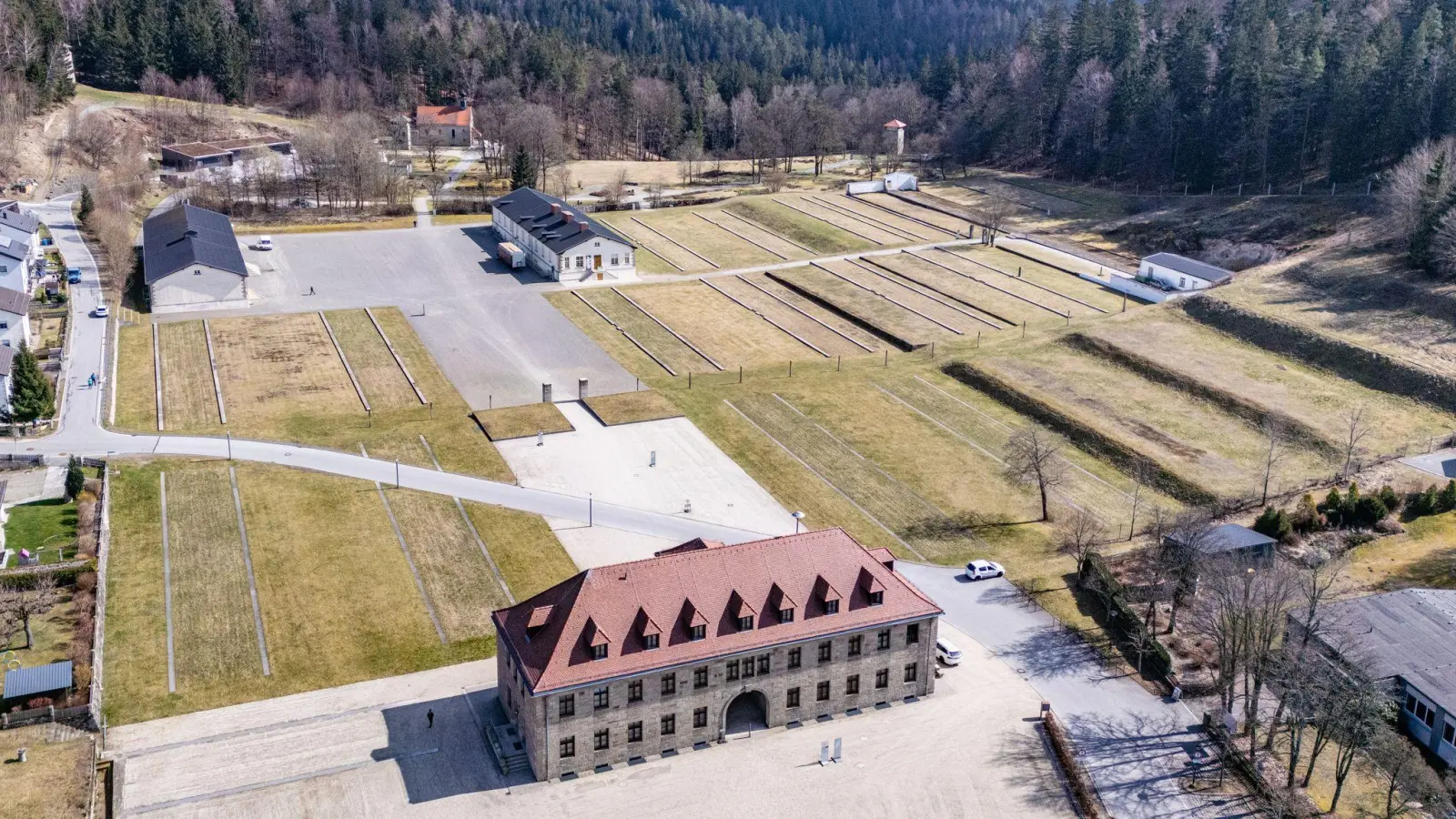 Die KZ-Gedenkstätte Flossenbürg warnt vor Holocaust-Bildern, die mit Hilfe von KI erstellt wurden und sich auf Social-Media verbreiten.  (Archivbild: Armin Weigel/dpa)