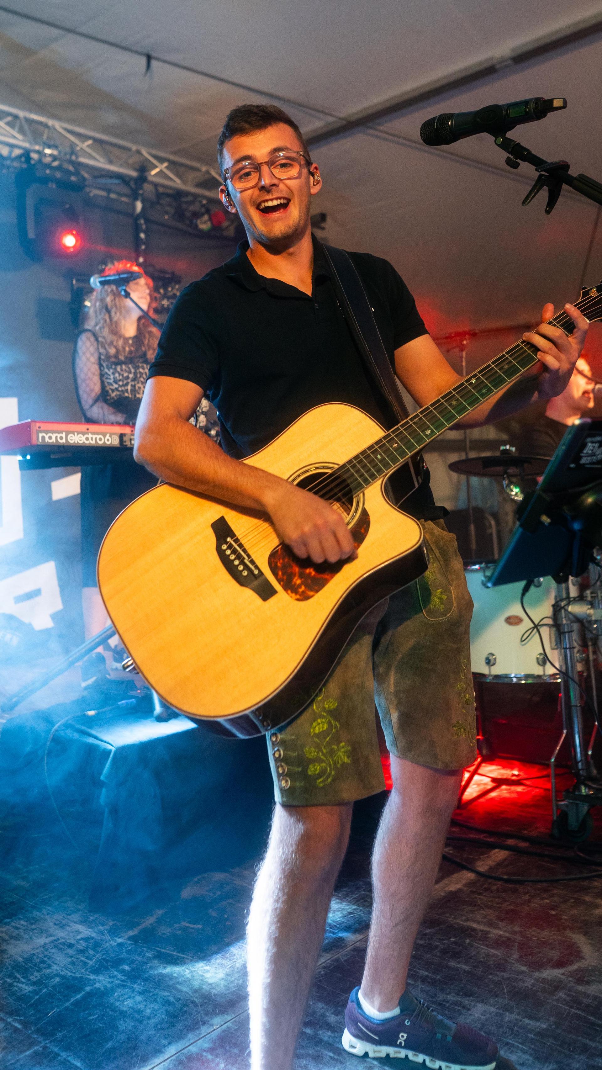 Am Samstag feierte die DJK Weiden Kirchweih am Flutkanal. Für Stimmung sorgte die Band „Dei vo Gestern”. (Bild: Hannes Stock)