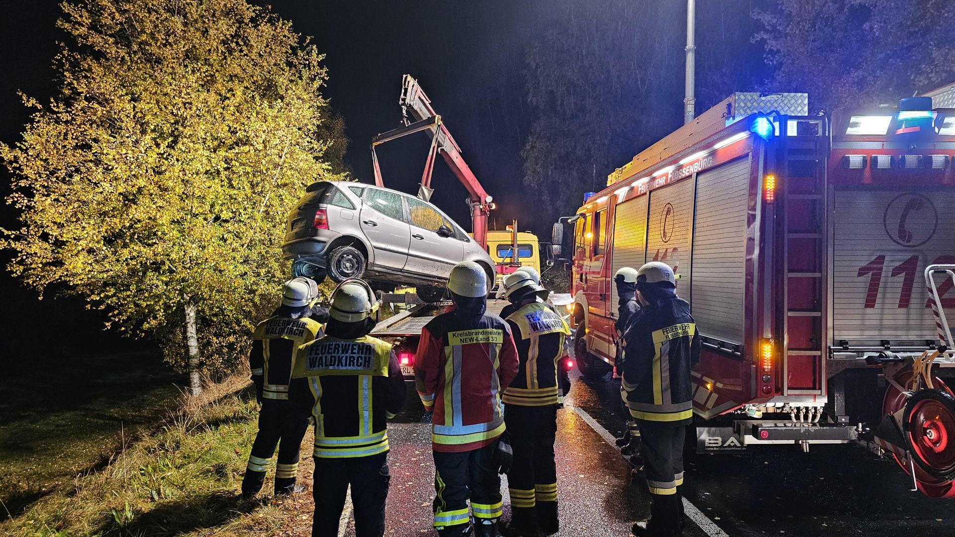Die Feuerwehr hievt das Unfallauto am Donnerstagabend aus dem Graben bei Vohenstrauß.  (Bild: dob)