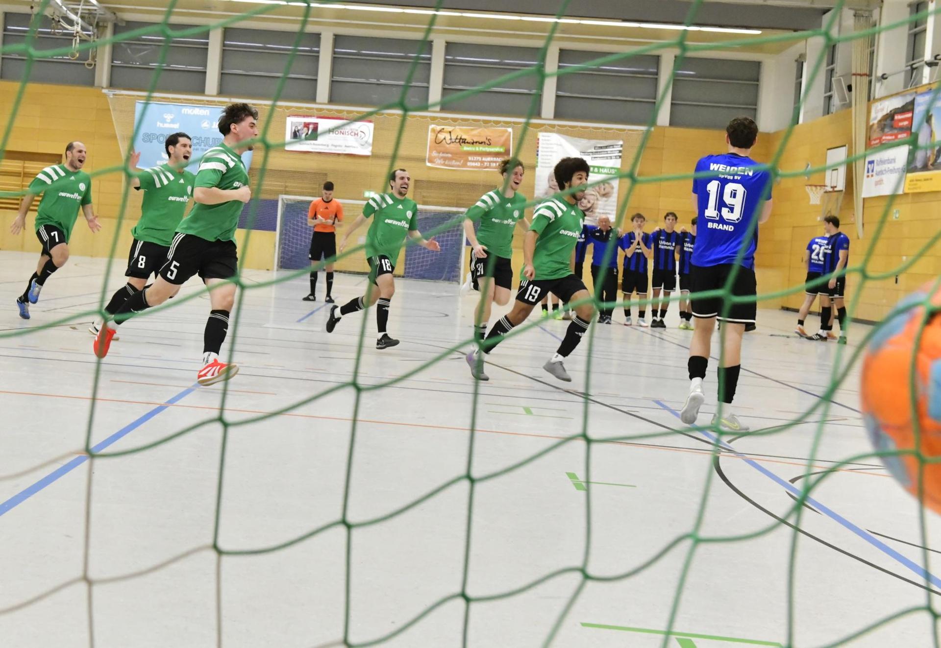Riesengroß war der Jubel bei den Spielern des SV Fortuna Regensburg nach dem Sieg im Neunmeterschießen gegen die SpVgg SV Weiden.  (Bild: Hubert Ziegler)