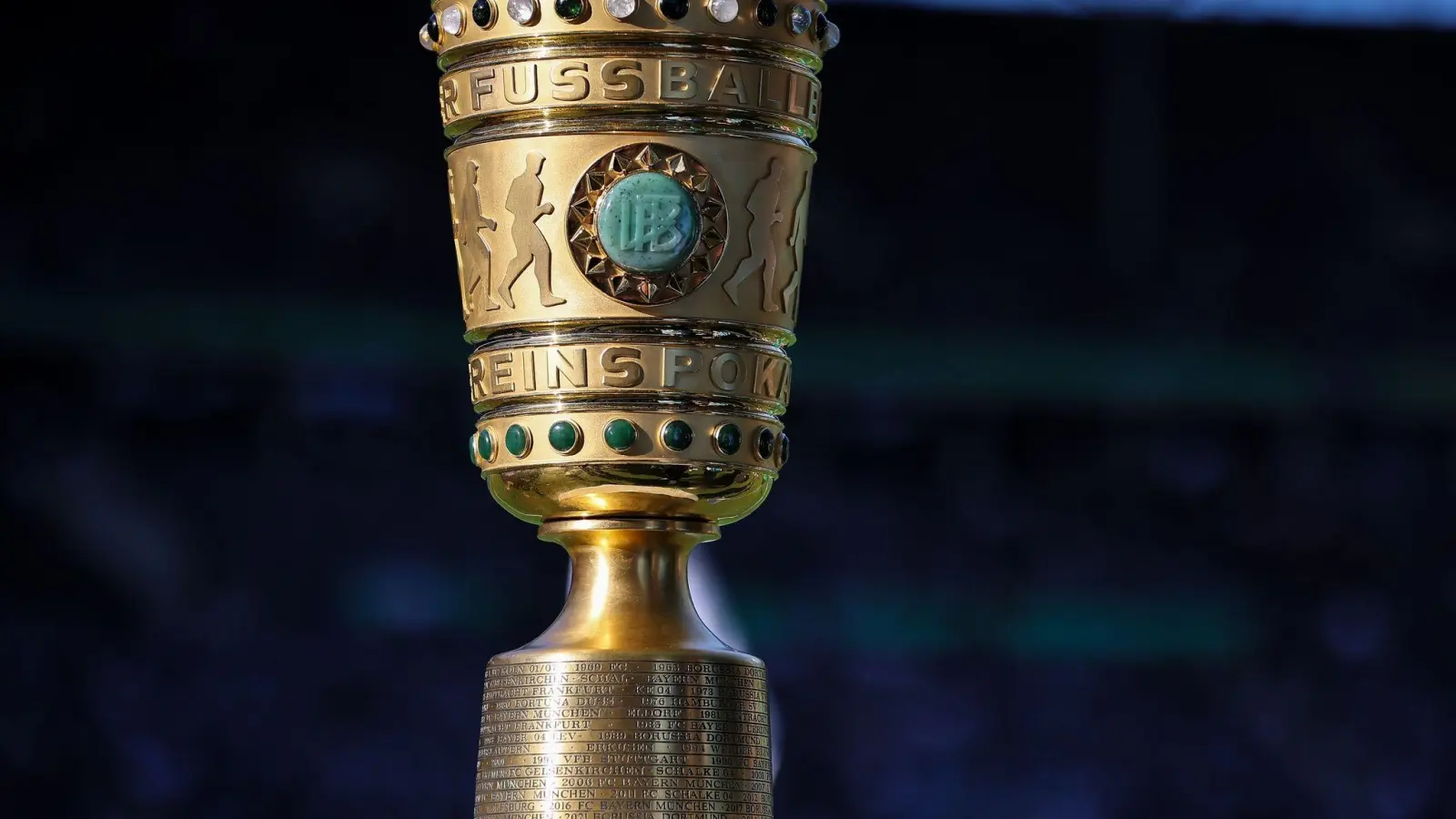 Der Pokal steht im Stadion. (Bild: Jan Woitas/dpa)