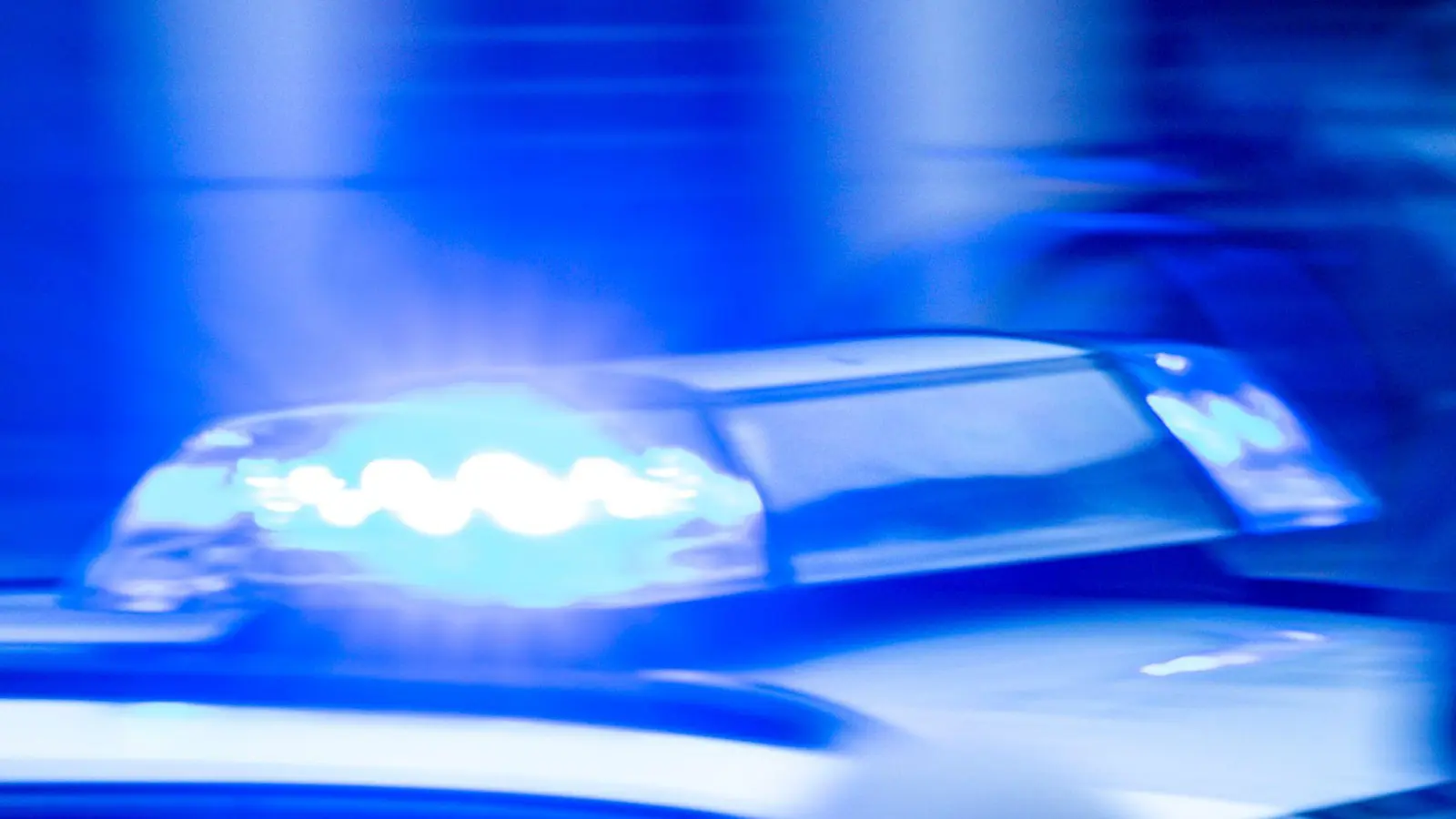 Die Kripo Weiden sucht nach drei Personen, die einen 19-Jährigen in Weiden überfallen und ausgeraubt haben. (Symbolbild: Jens Büttner/dpa)