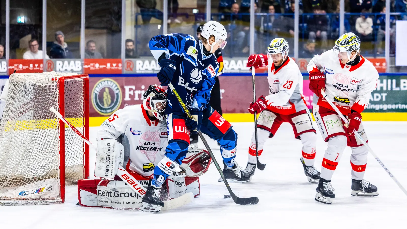 Der Bad Nauheimer Goalie Jerry Kuhn (links) stellt die Blue Devils Weiden in der Play-down-Serie bislang vor große Probleme. Mittlerweile steht es 2:0 für die Hessen – war es das für die Weidener? (Bild: Tobias Neubert)