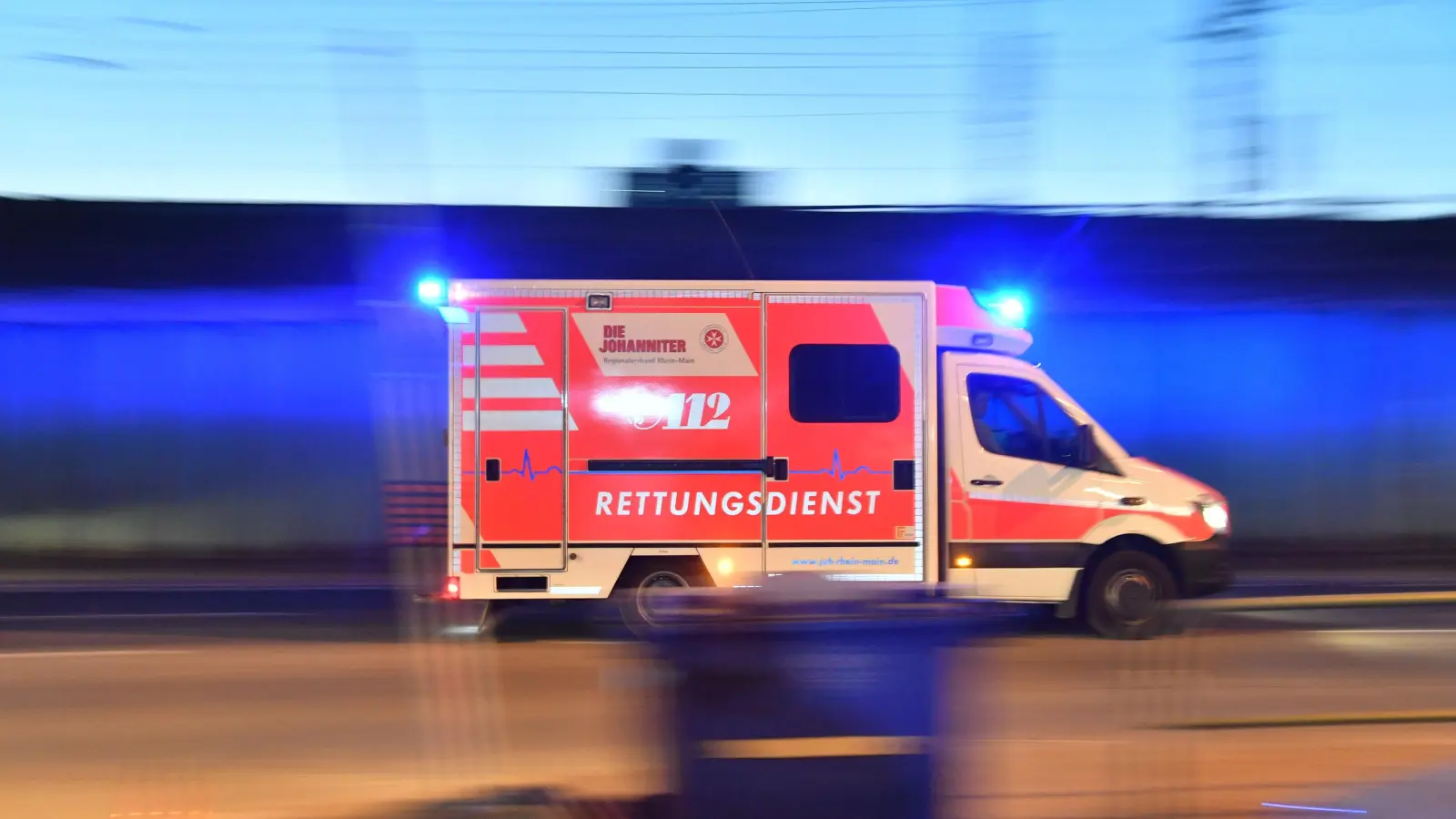 Ein betrunkener Mann stürzt nach einer Party in Pressath und verletzt sich schwer. (Symbolbild: Boris Roessler/dpa)