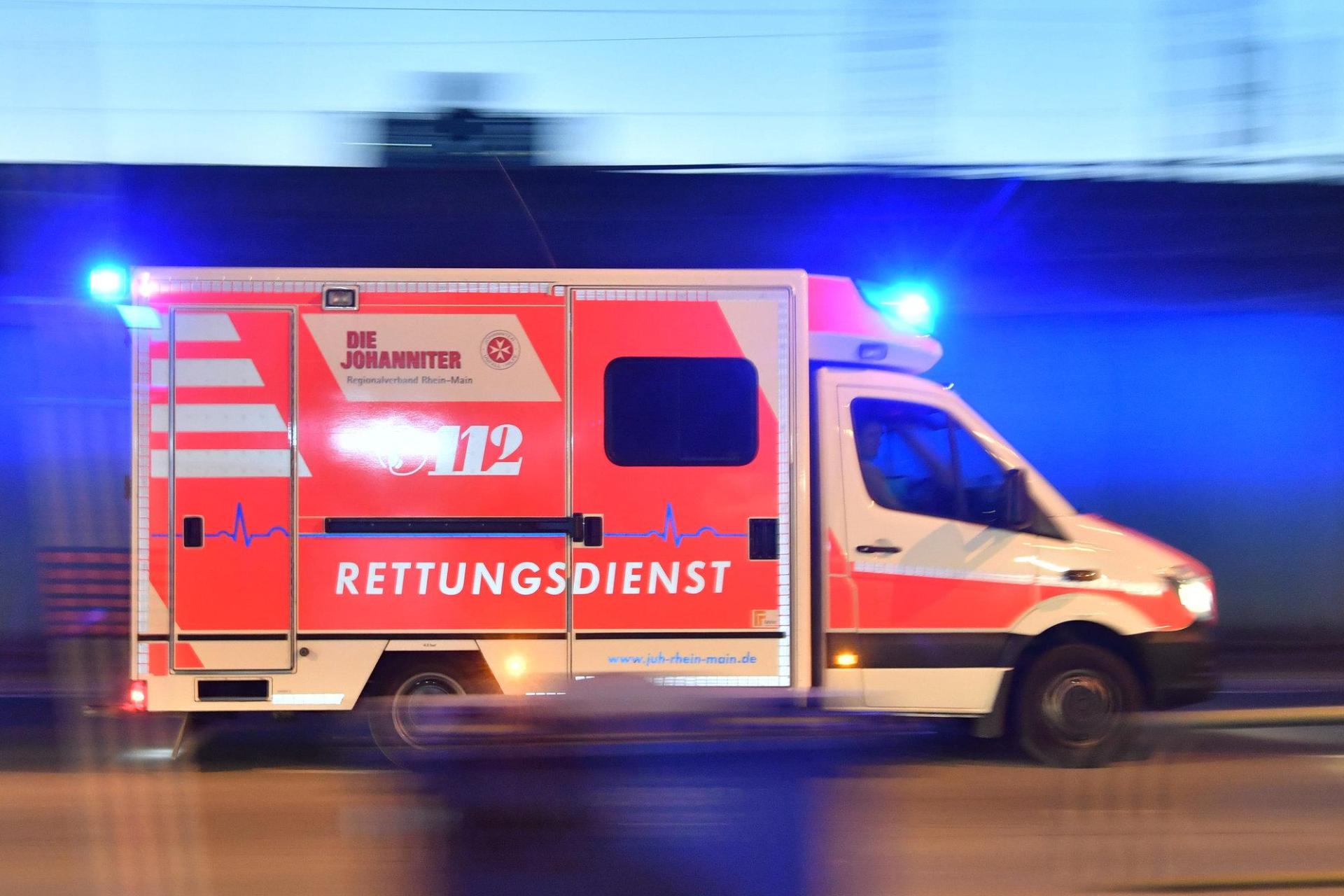 Ein 23-jähriger Arbeiter erleidet bei einem Betriebsunfall in Sengenthal schwere Handverletzungen. Ein Fingerglied wird abgetrennt. (Symbolbild: Boris Roessler/dpa)