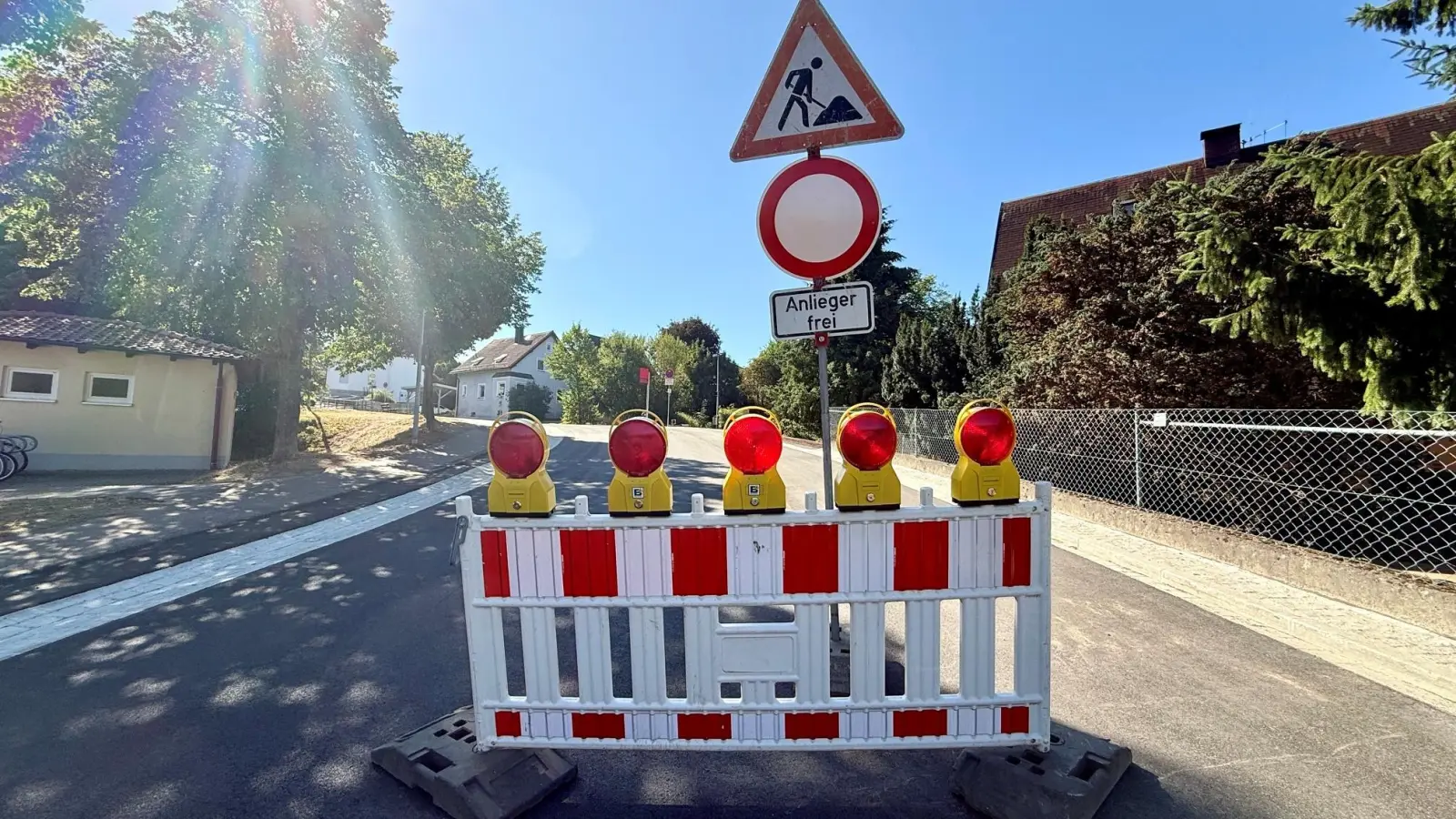 Bagger und Asphaltmaschinen sind aus der Georgstraße in Neustadt/WN früher als erwartet abgezogen. Noch ist die Durchfahrt beschränkt, aber noch vor Ferienende sollen auch die Markierungsarbeiten auf dieser wichtigen Zufahrt zum Schulhügel abgeschlossen sein.  (Bild: Gabi Schönberger)