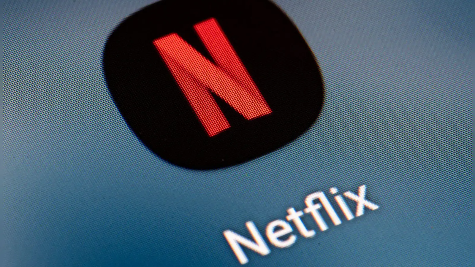 Netflix gab den Bieterkampf um das Hollywood-Urgestein Warner Brothers verloren. (Bild: Fabian Sommer/dpa)