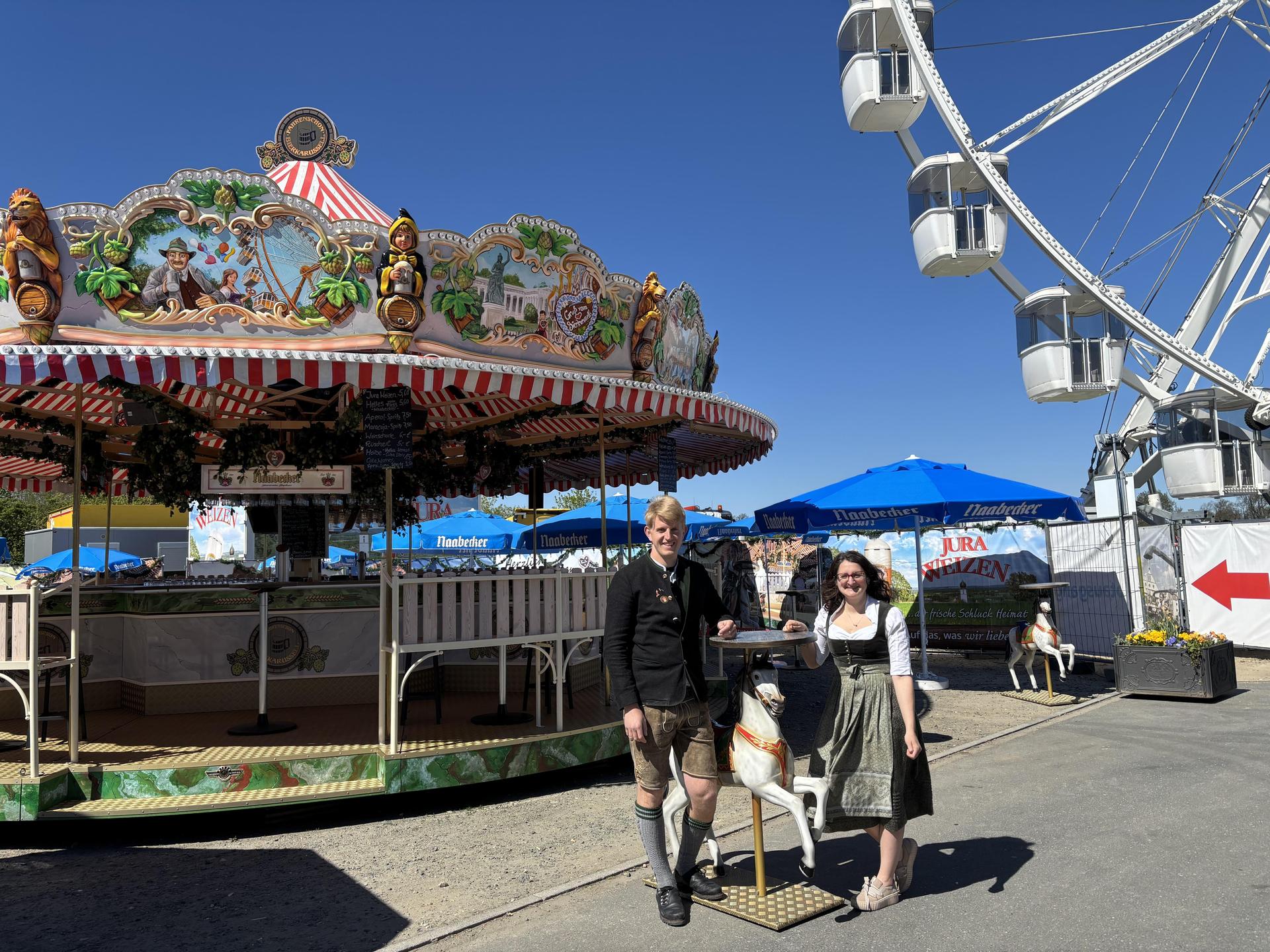 Zum ersten Mal steht das Weißbierkarussell auf dem Weidener Frühlingsfest. (Bild: mcl)