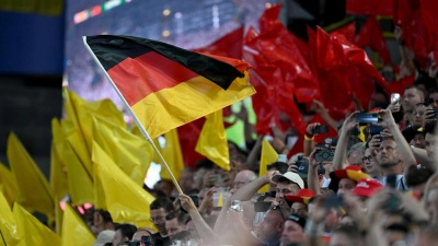 Viele Fans sorgen im Stadion für Stimmung. Sie wollen dabei keine Influencer unter sich. (Bild: Bernd Thissen/dpa)