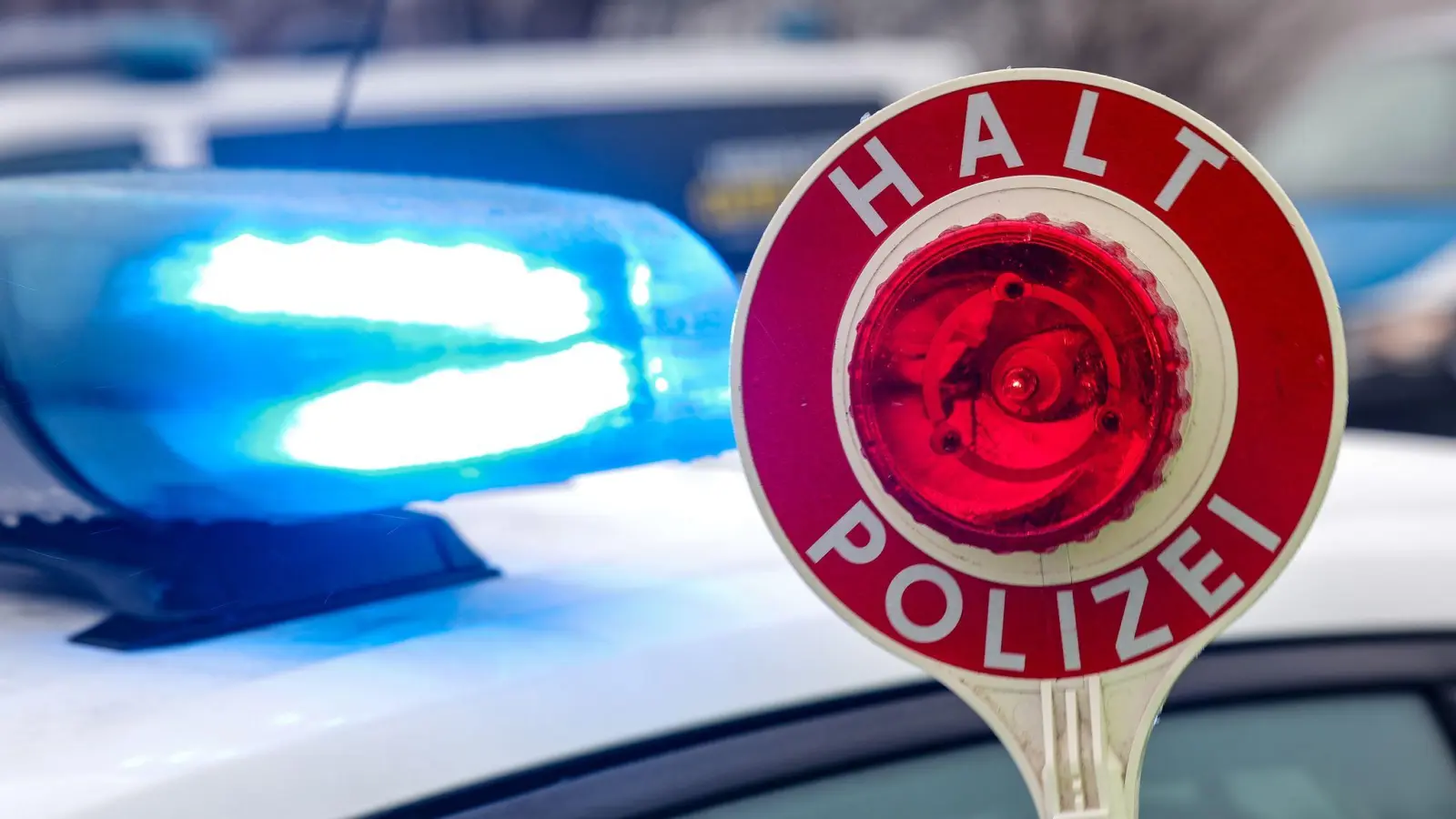 Bei einer Kontrolle in Weiden stieß die Polizei auf einen Autofahrer unter Alkoholeinfluss. (Symbolbild: Jan Woitas/dpa)