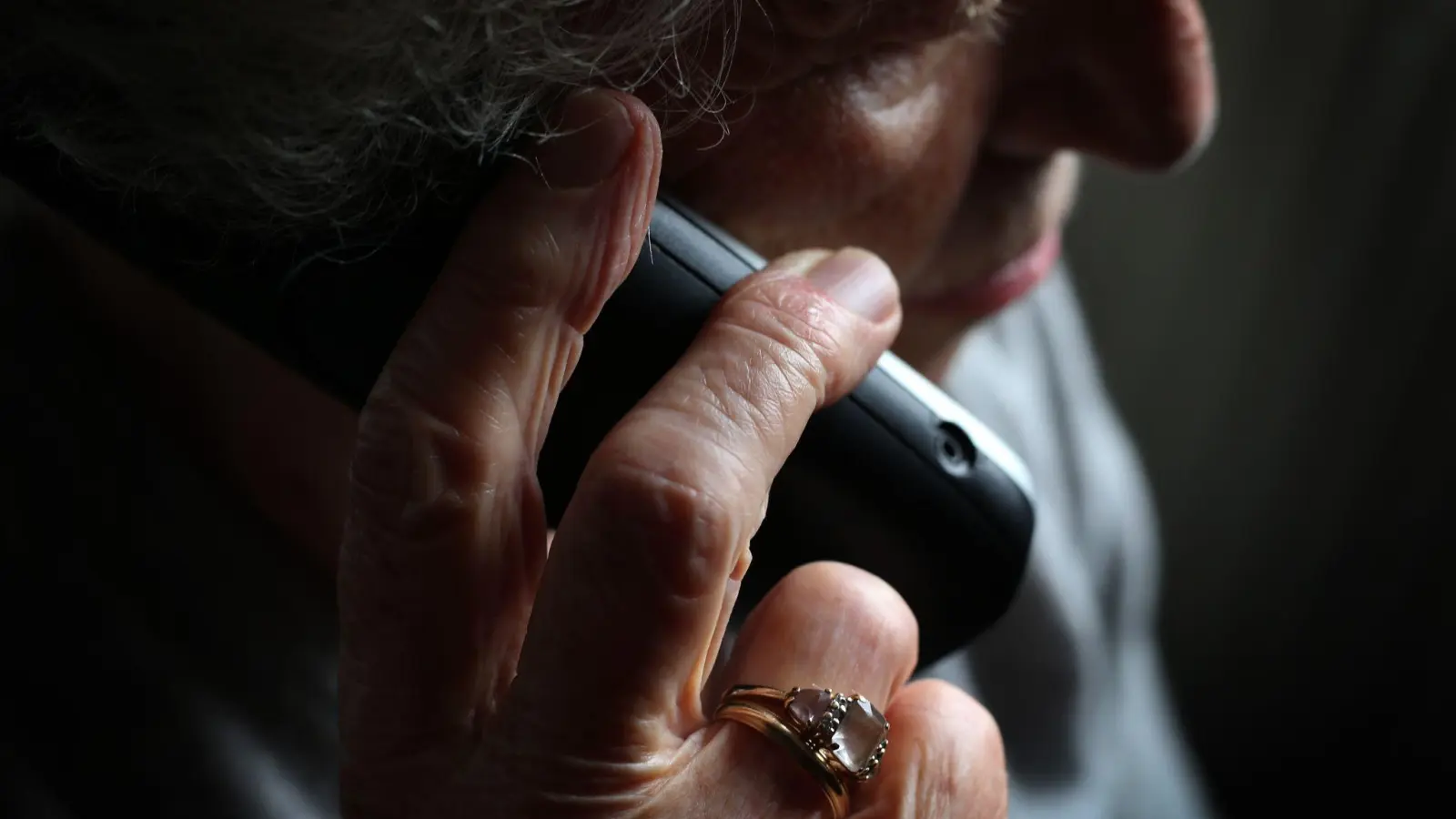 Zusammen mit der Polizei stellte die Seniorin den Betrügern eine Falle (Symbolbild) (Bild: Karl-Josef Hildenbrand/dpa)