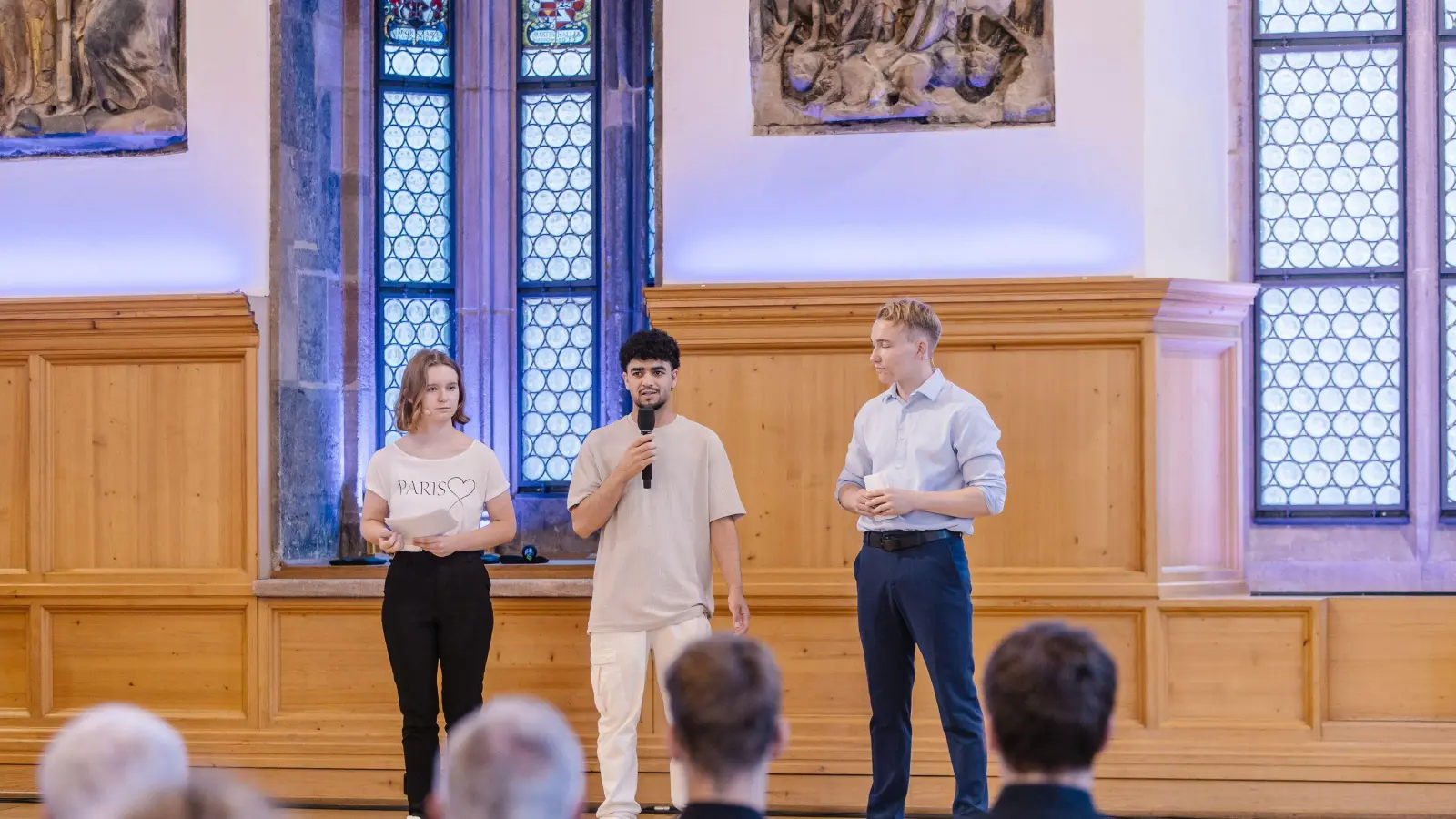 Mohabullah (Mitte), Schüler der 11. Klasse an der FOSBOS Amberg, wurde für sein Engagement im historischen Rathaussaal in Nürnberg geehrt. (Bild: StMUK/Thomas Langer/exb)