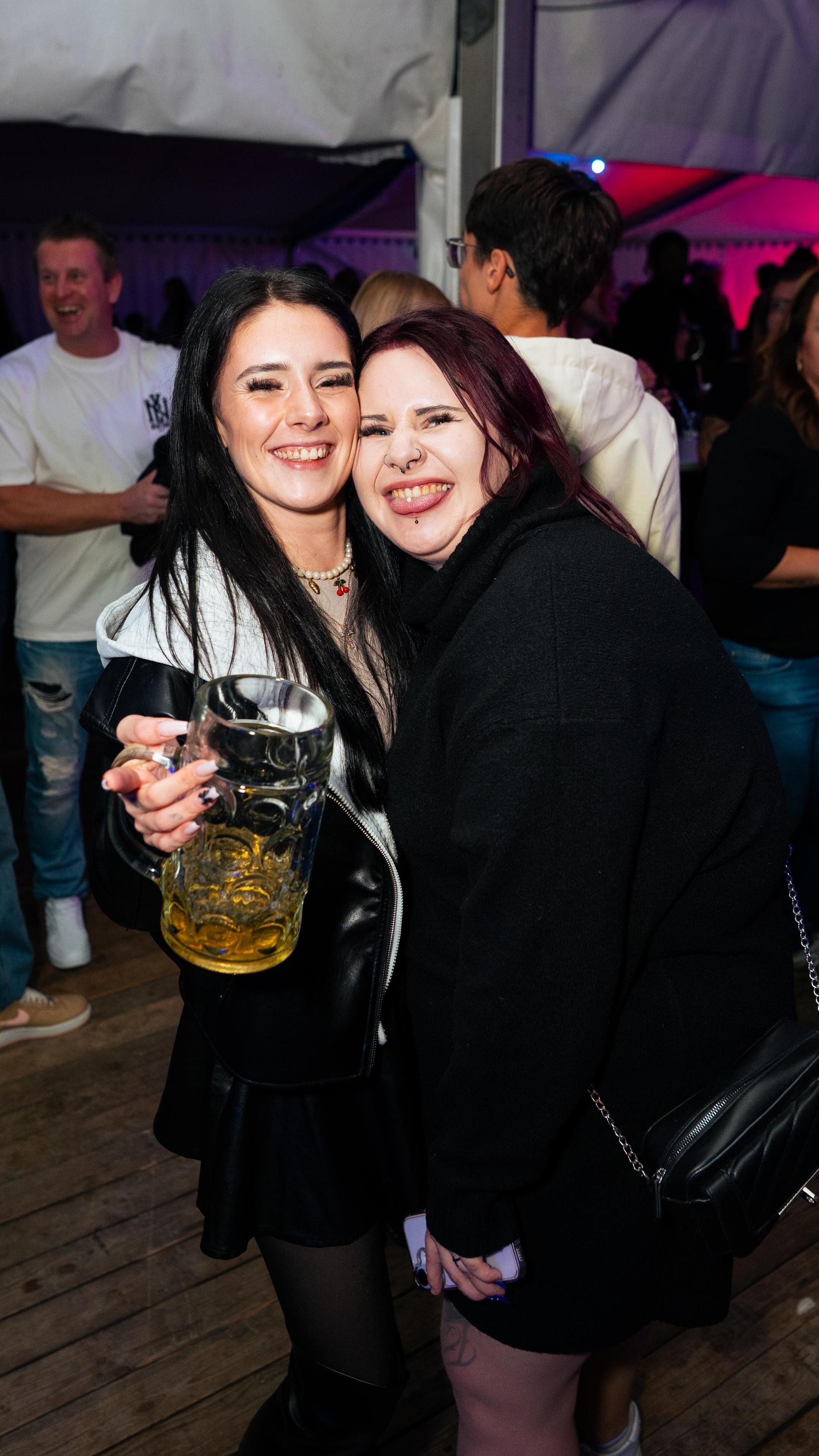 DJ Dollar Bill heizt das Festzelt ein. (Bild: Hannes Stock)
