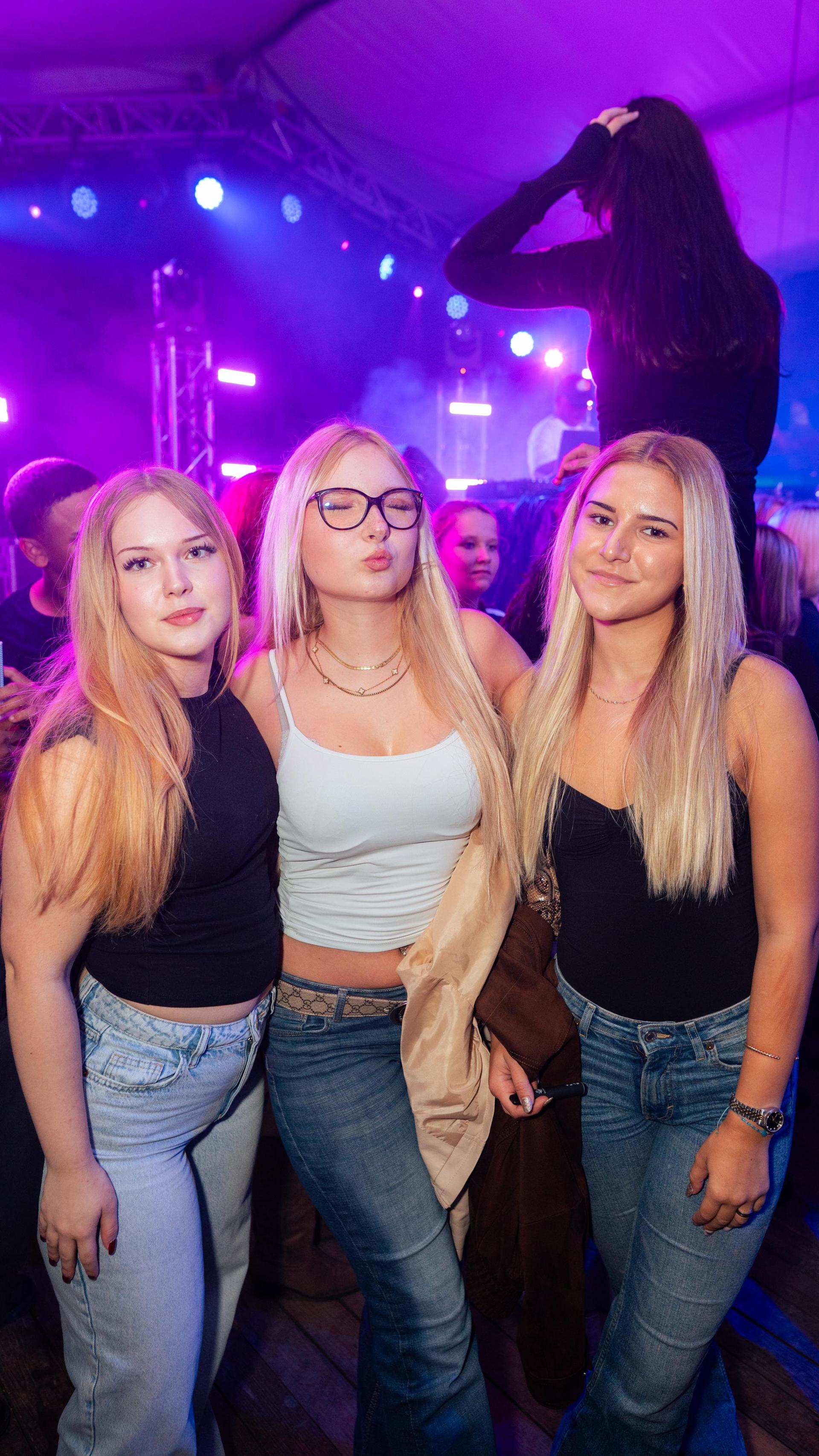 DJ Dollar Bill heizt das Festzelt ein. (Bild: Hannes Stock)