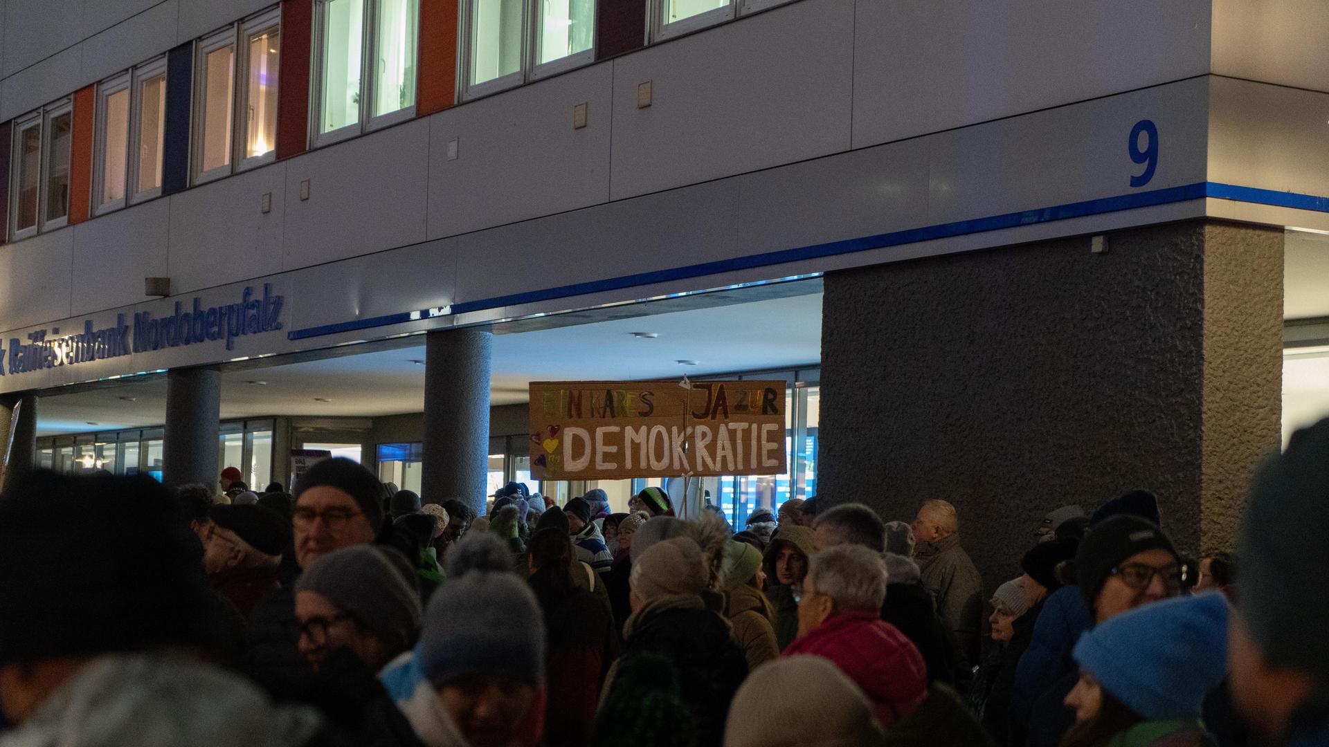 Bei der Demo gegen Rechts haben sich tausende Menschen zu einem Protestmarsch durch Weiden versammelt. (Bild: knz)