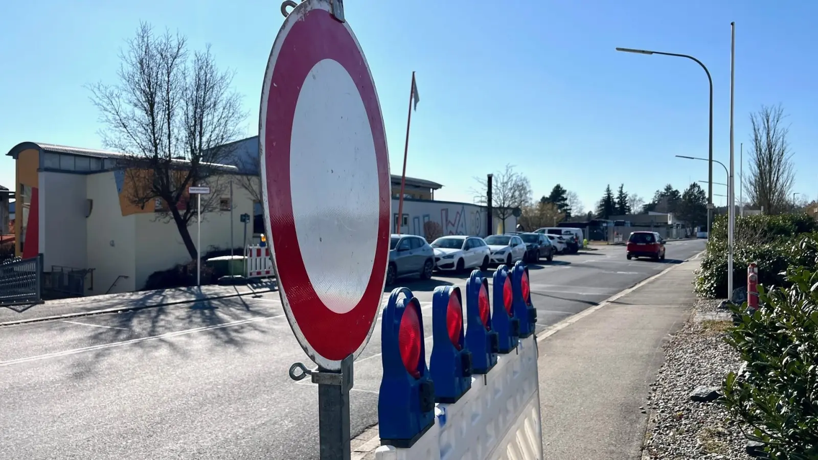 Bis voraussichtlich Ende August gibt es vor dem Kinderhaus Tohuwabohu Straßensperrungen.  (Bild: Gabi Schönberger)