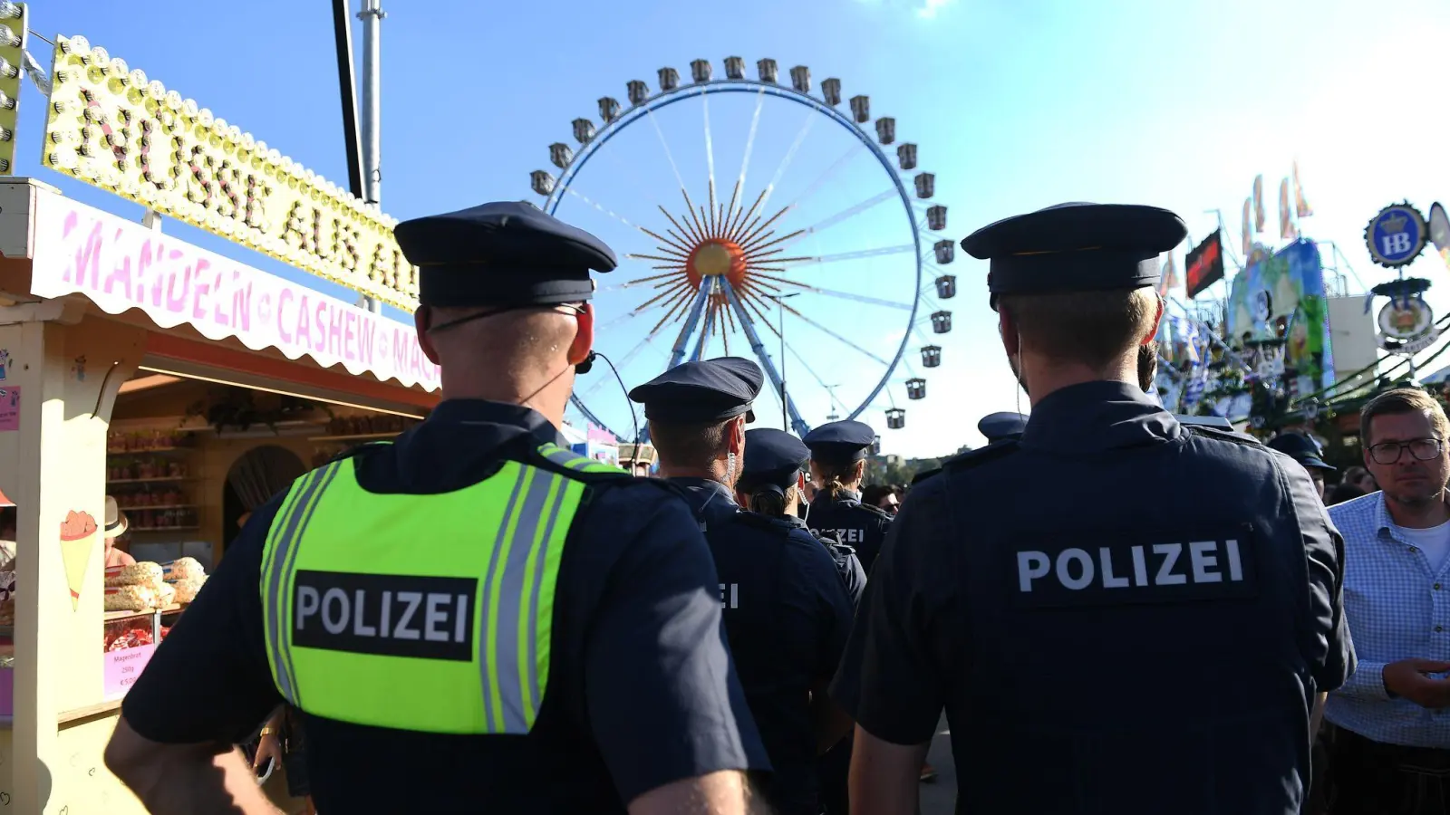 Das Quartett erwartet nun Anzeigen. (Symbolbild) (Bild: Felix Hörhager/dpa)