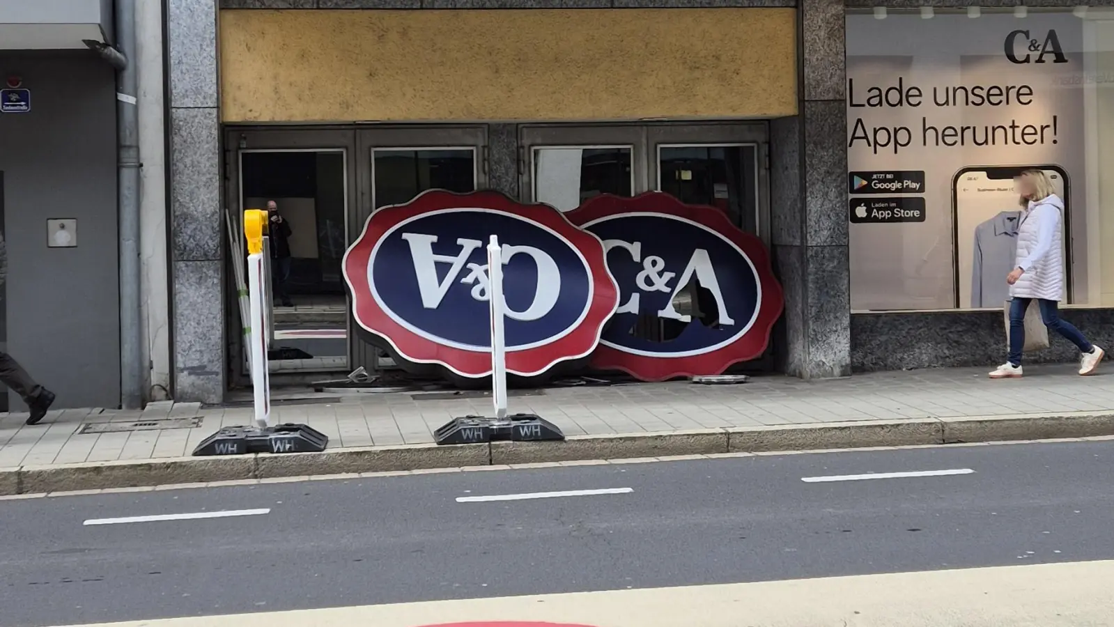 Die alten C&amp;A-Schilder stehen vor einem Seiteneingang des Gebäudes in der Sedanstraße.  (Bild: üd)