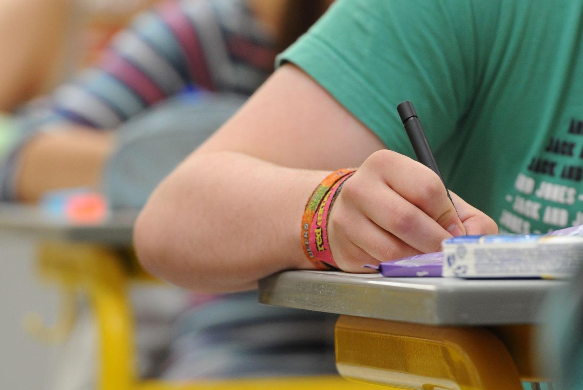 Die Schüler müssen den Jahrgangsstufentest nicht nachschreiben.  (Symbolbild: Armin Weigel/dpa)