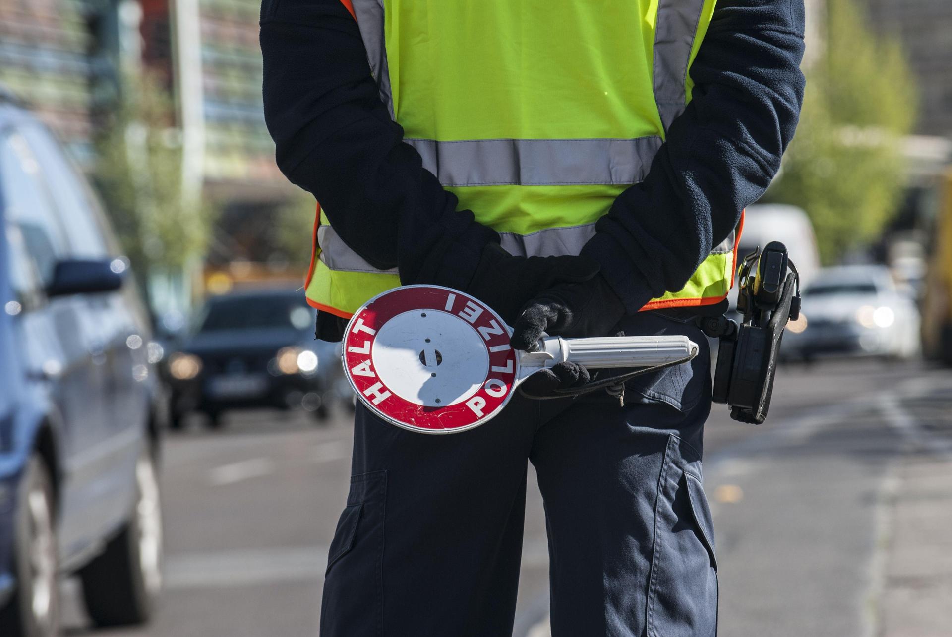 Bei einer Kontrolle in Parkstein fällt den Polizeibeamten ein gefälschter Führerschein auf. (Symbolbild: Paul Zinken/dpa)