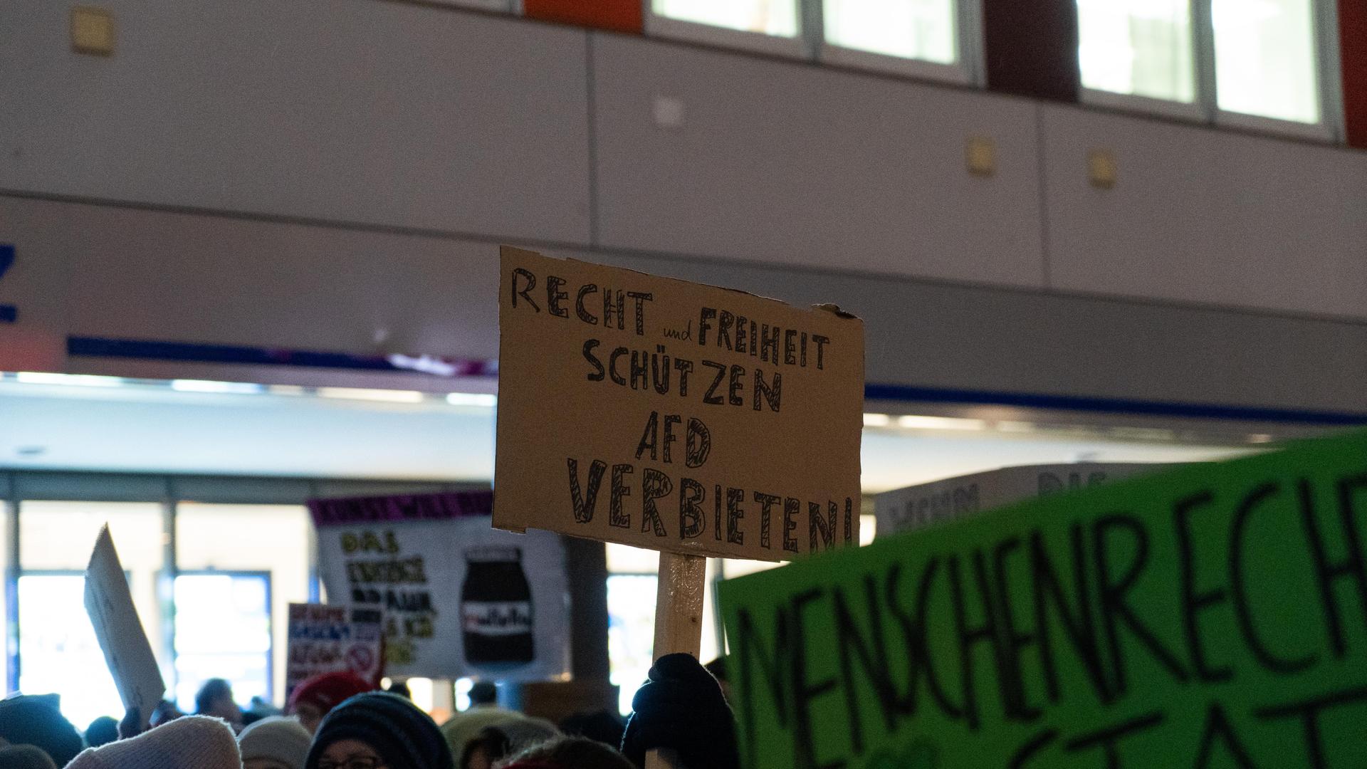 Bei der Demo gegen Rechts haben sich tausende Menschen zu einem Protestmarsch durch Weiden versammelt. (Bild: knz)