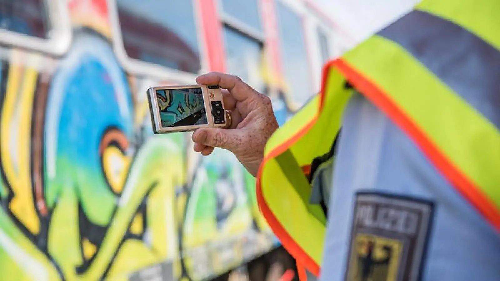 Unbekannte haben abgestellte Züge in Regensburg besprüht. Die Bundespolizei ermittelt und sucht Zeugen. (Bild: Quellenangabe Bundespolizei )