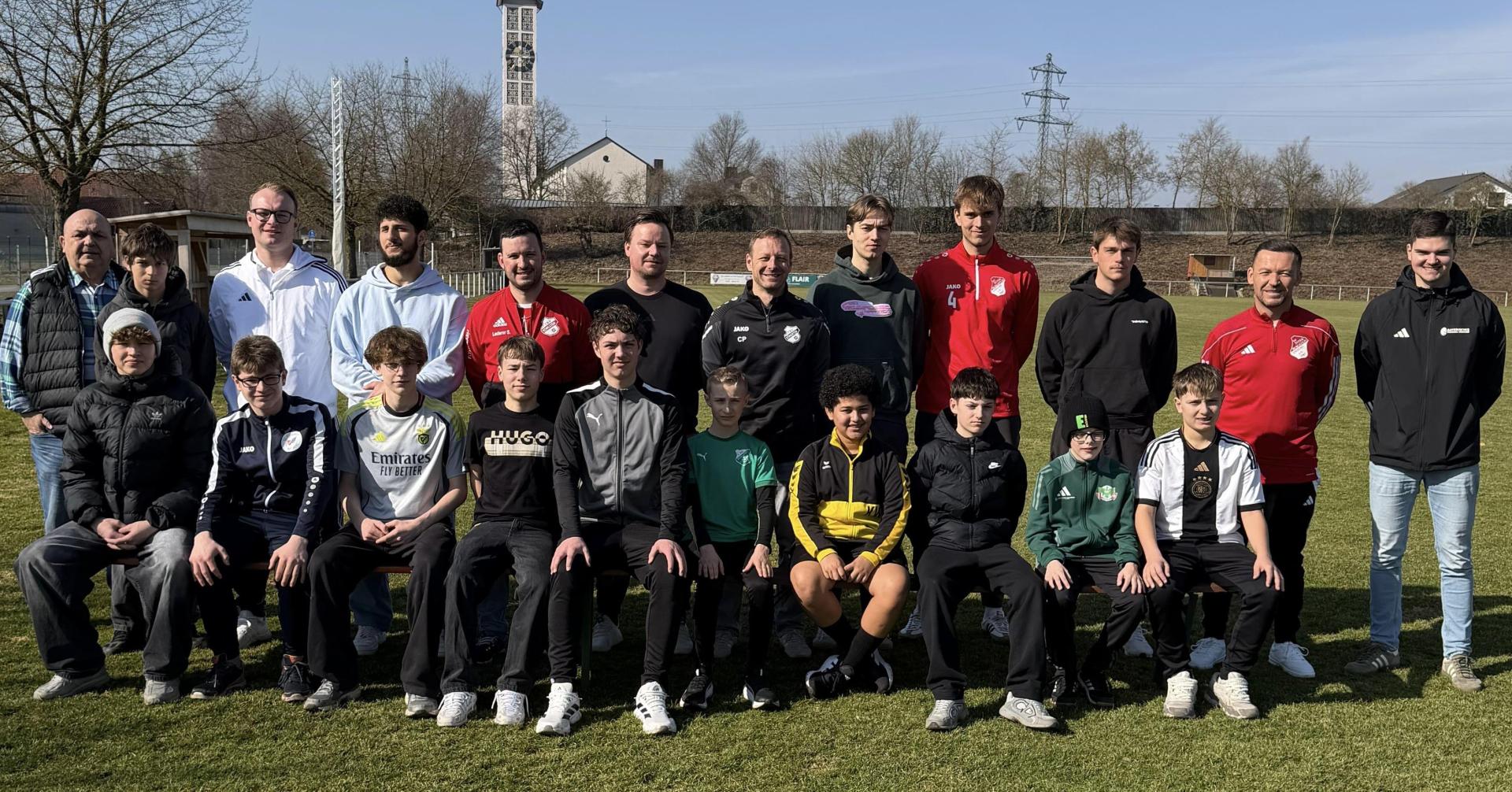 19 Neulinge verstärken die Schiedsrichtergruppe Amberg. (Bild: Peter Behlau)