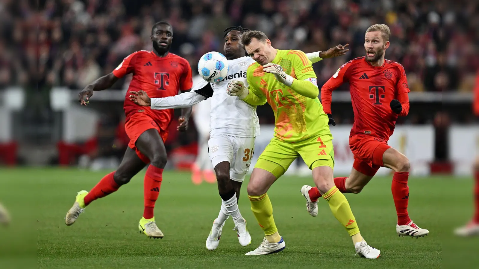 Verhängnisvoller Zusammenstoß mit Leverkusens Frimpong für Manuel Neuer (Bild: Sven Hoppe/dpa)