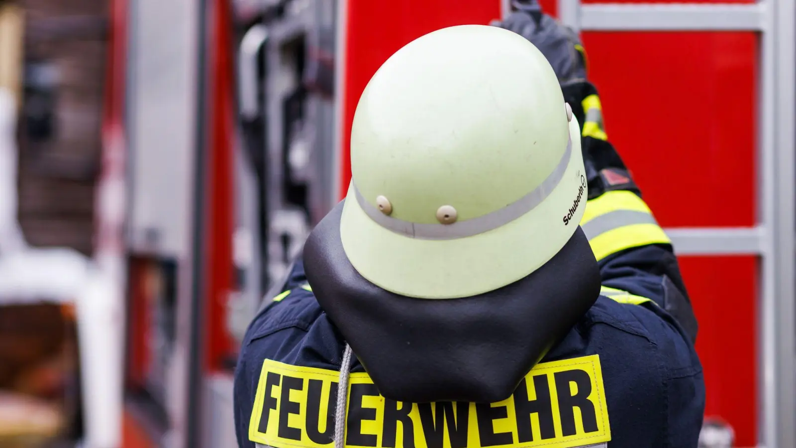 In der Montessori-Grundschule in Neunkirchen bei Weiden wurde Brandgeruch gemeldet. (Symbolbild: Philipp von Ditfurth/dpa)