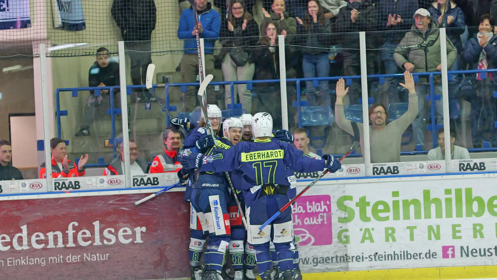 Die Spieler der Blue Devils Weiden bejubeln den Treffer zum zwischenzeitlichen 3:1 durch Vincent Schlenker (Zweiter von links). (Bild: Elke Englmaier)