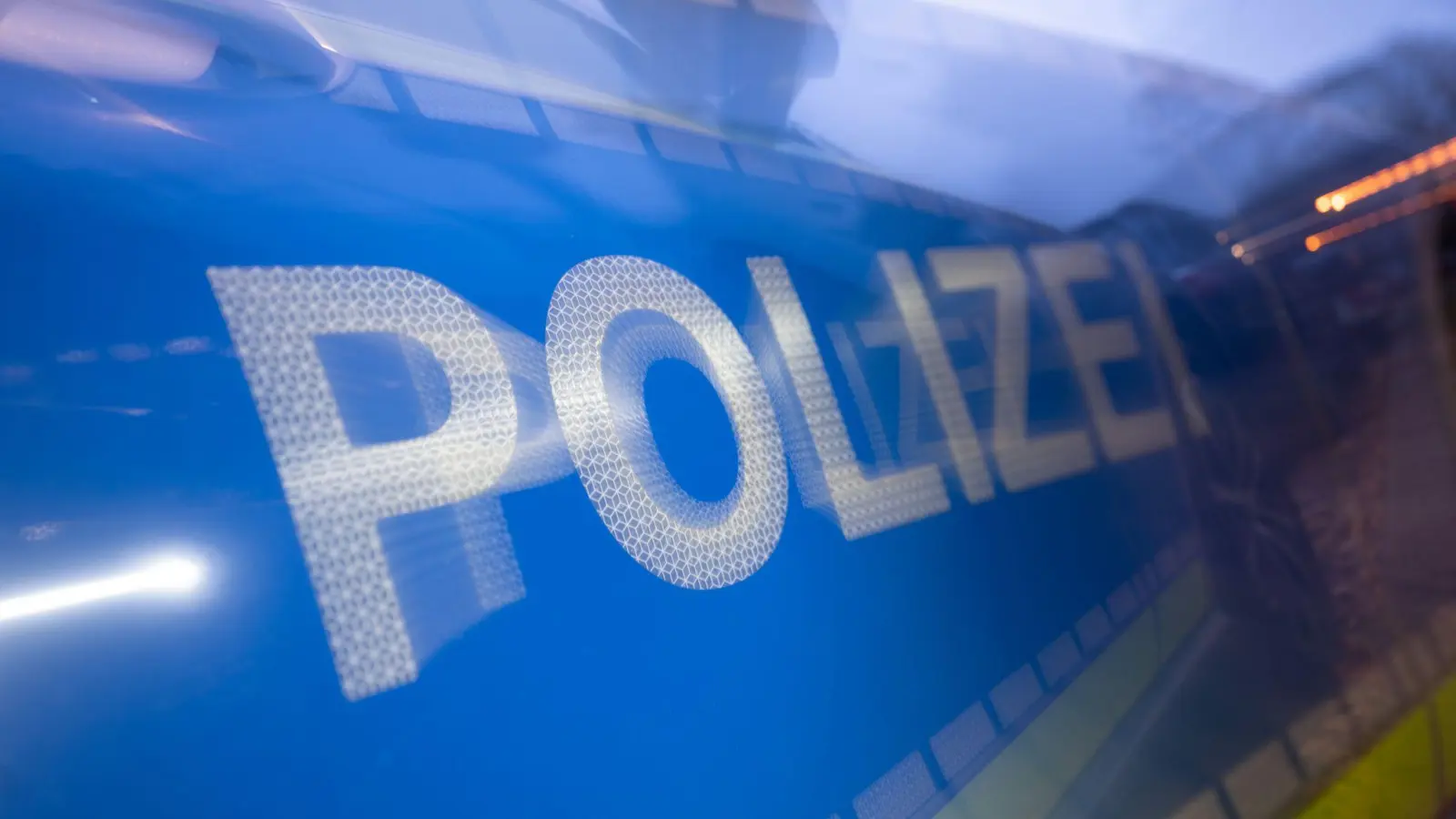 Bei einer Kontrolle auf der A 6 bei Pleystein entdecken Polizisten hochwertige Alufelgen in einem Fahrzeuggespann.  (Symbolbild: Marijan Murat/dpa)