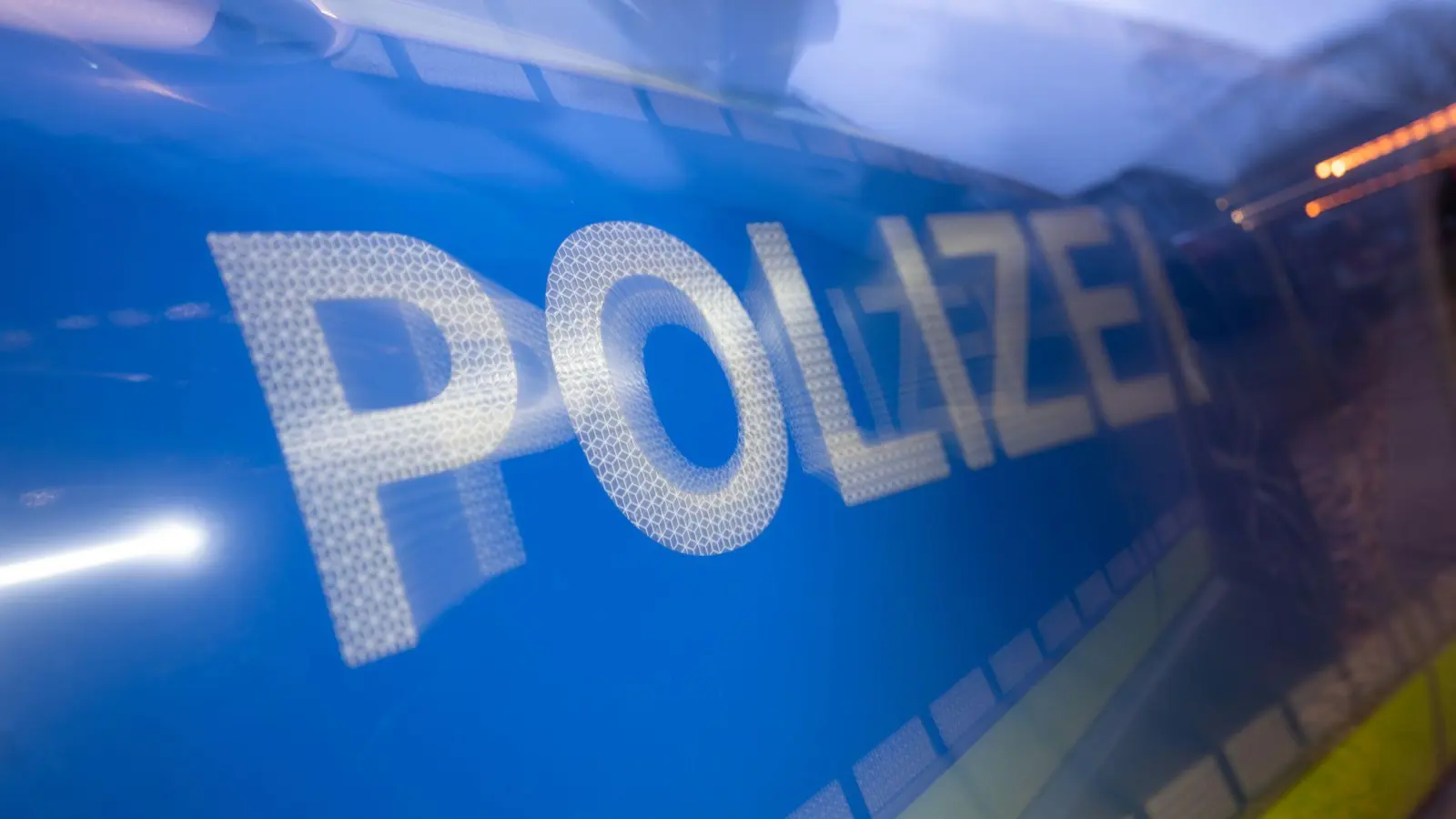 Die Weidener Polizei hat am Samstag einen psychisch auffälligen Mann in Gewahrsam genommen, der zuvor mit einer Axt und einem Seil in der Weigelstraße unterwegs gewesen war. (Symbolbild: Marijan Murat/dpa)