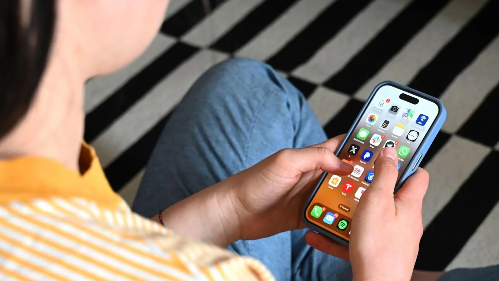 Eltern wollen laut einer neuen Umfrage ein Handy-Verbot an Schulen. (Symbolbild) (Bild: Elisa Schu/dpa)