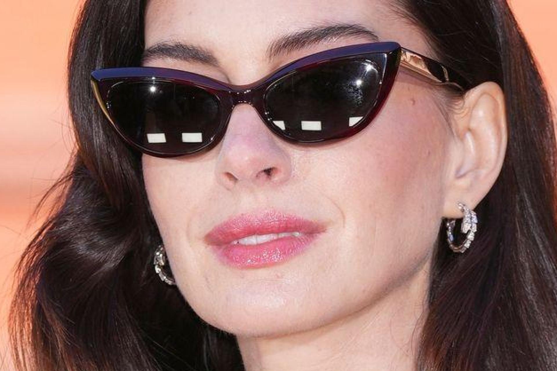 Anne Hathaway ist dieses Jahr gleich mehrmals im Kino zu sehen. Neben „Mother Mary“ läuft derzeit „Der Teufel trägt Prada 2“. (Archivbild) (Bild: Scott A Garfitt/Invision/AP/dpa)