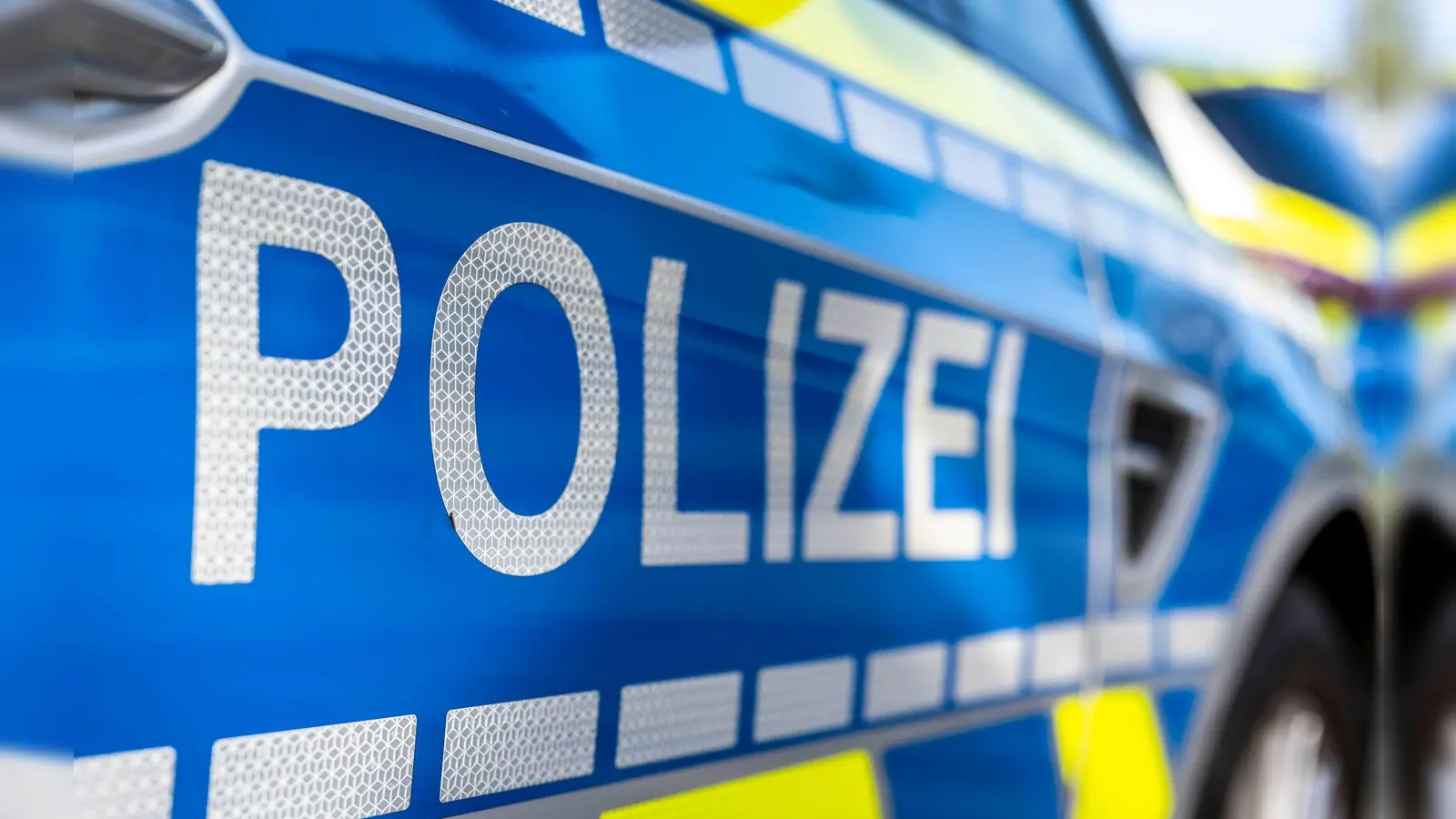 Vier junge Fußballfans sind in Berg bei Neumarkt von mehreren Vermummten in ihrem Auto angegriffen und ausgeraubt worden. (Symbolbild) (Bild: David Inderlied/dpa)