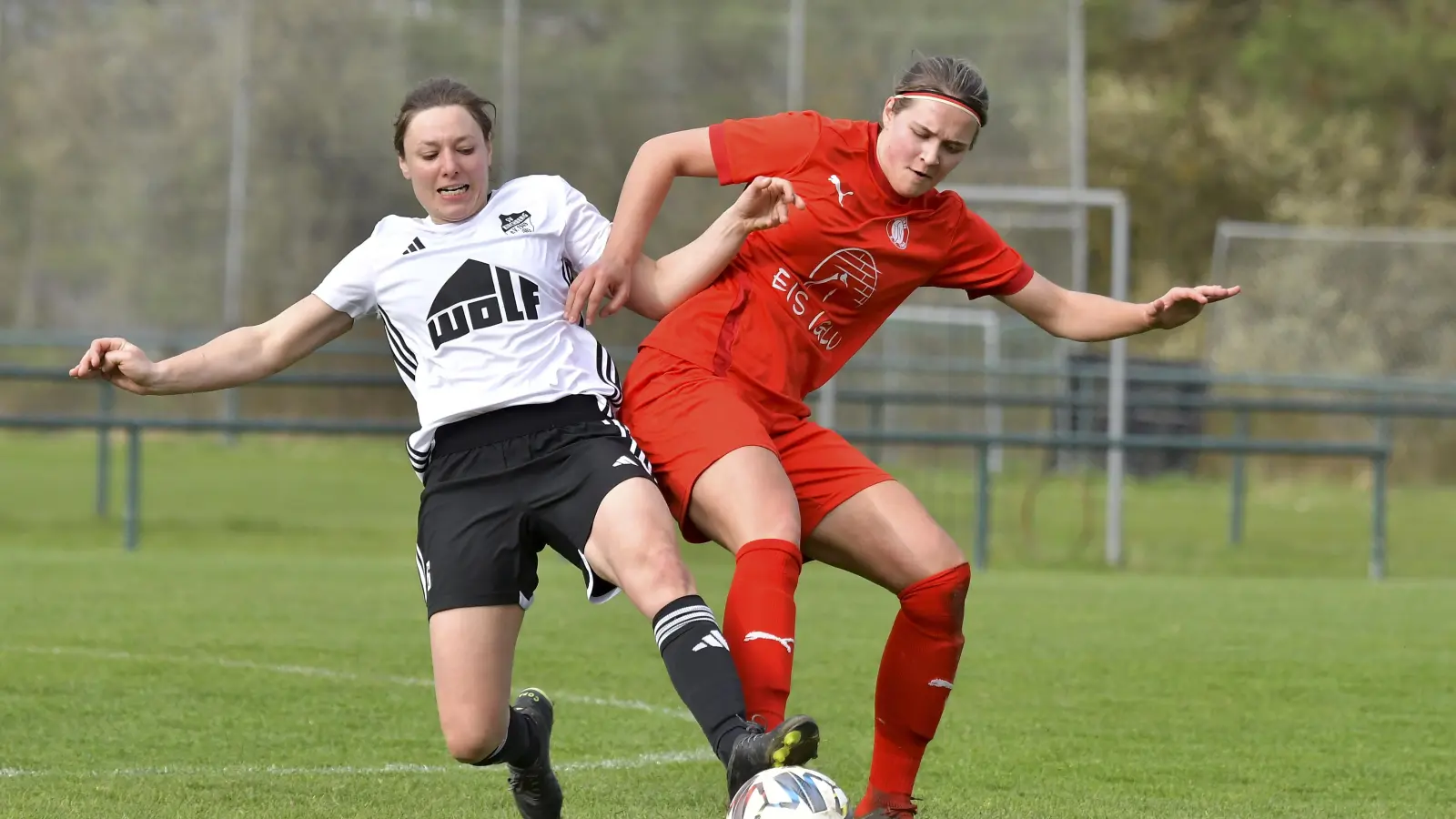 Susanne Stich (rechts/Szene aus einem Spiel gegen Kirchberg) sorgte für den zwischenzeitlichen Ausgleich im Spiel gegen Würzburg. (Archivbild: Hubert Ziegler)