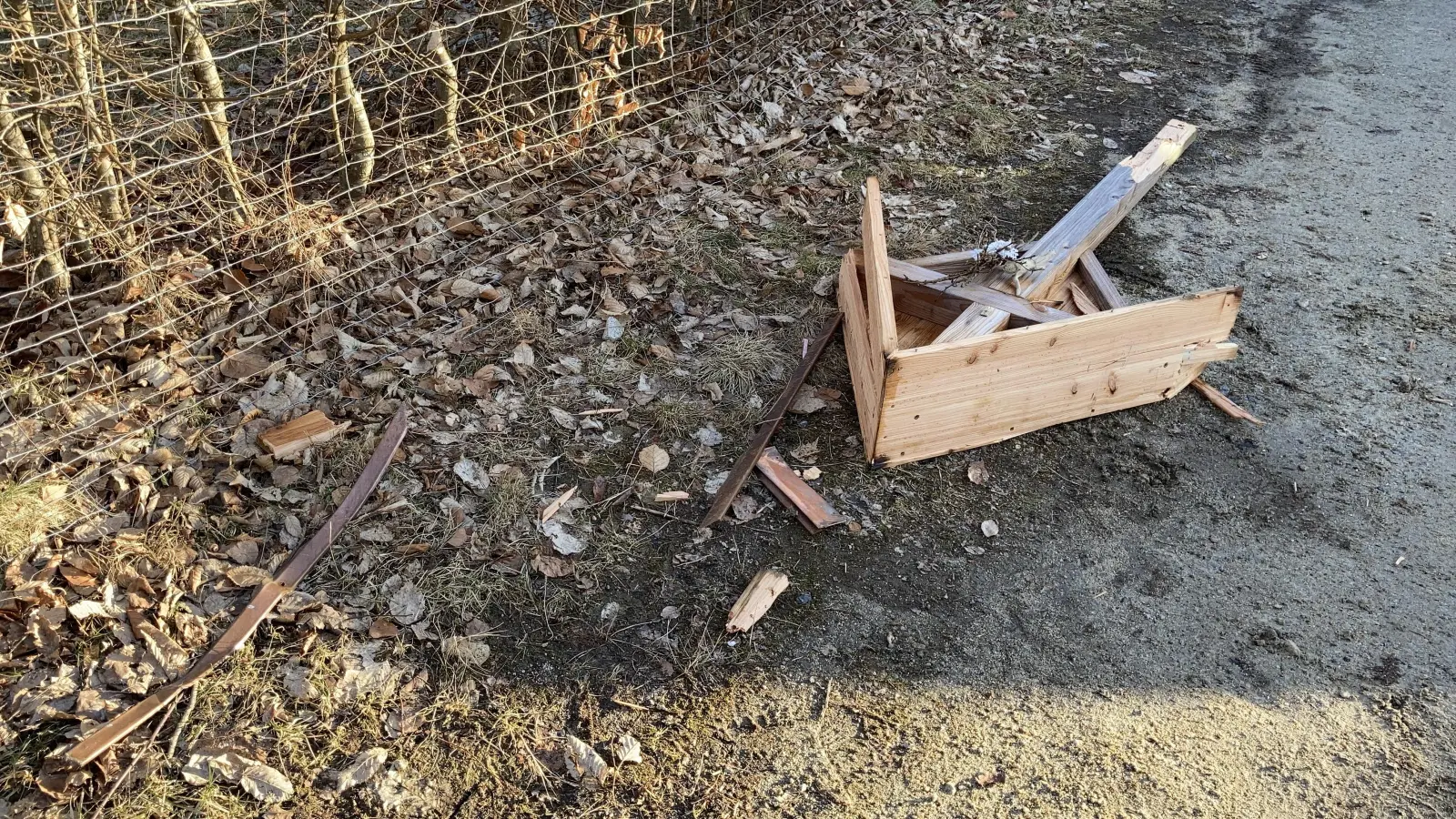 Kupferdiebe beschädigen ein Holzkreuz im Johannisthal.  (Bild: Polizeiinspektion Neustadt/WN)