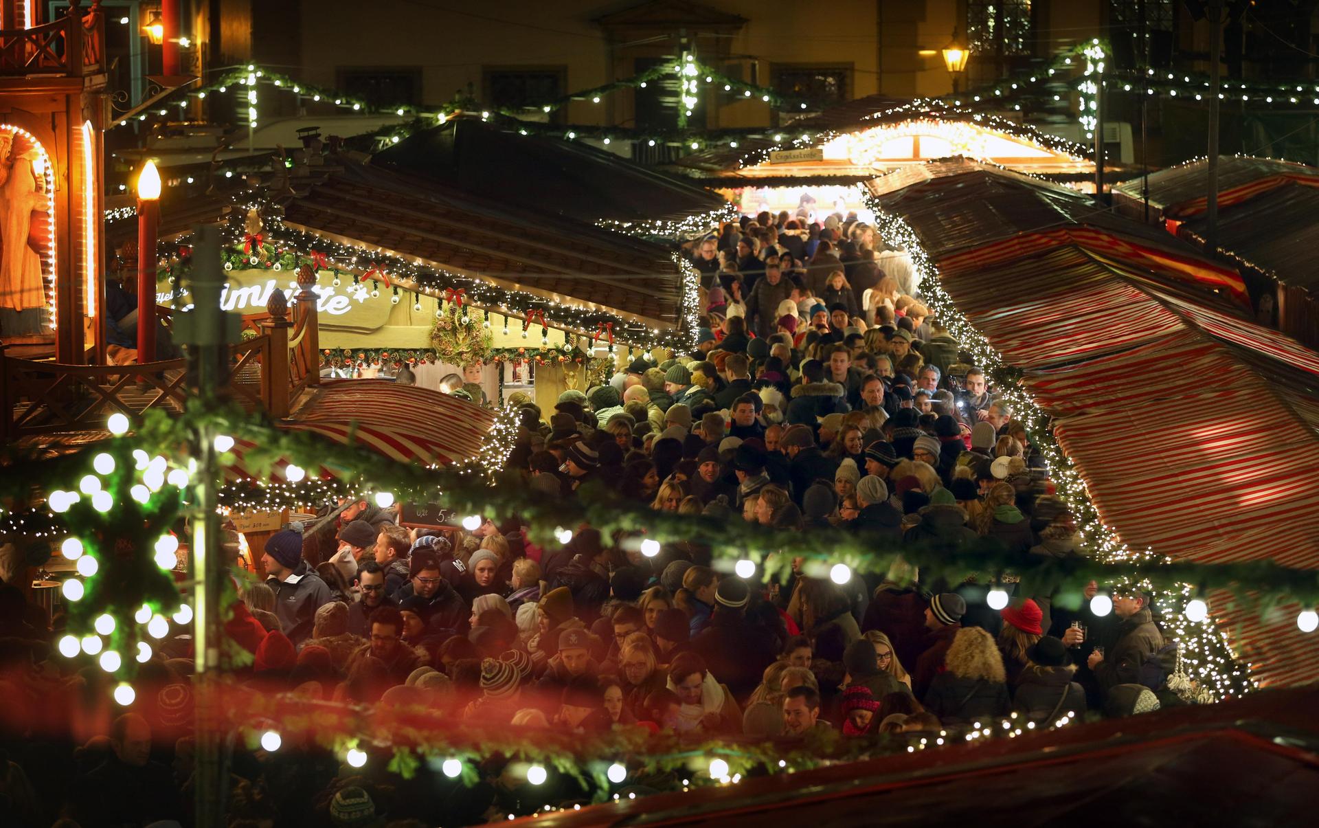 In Augsburg soll ein 37-Jähriger einen Anschlag auf den Weihnachtsmarkt geplant haben.  (Symbolbild: Karl-Josef Hildenbrand)